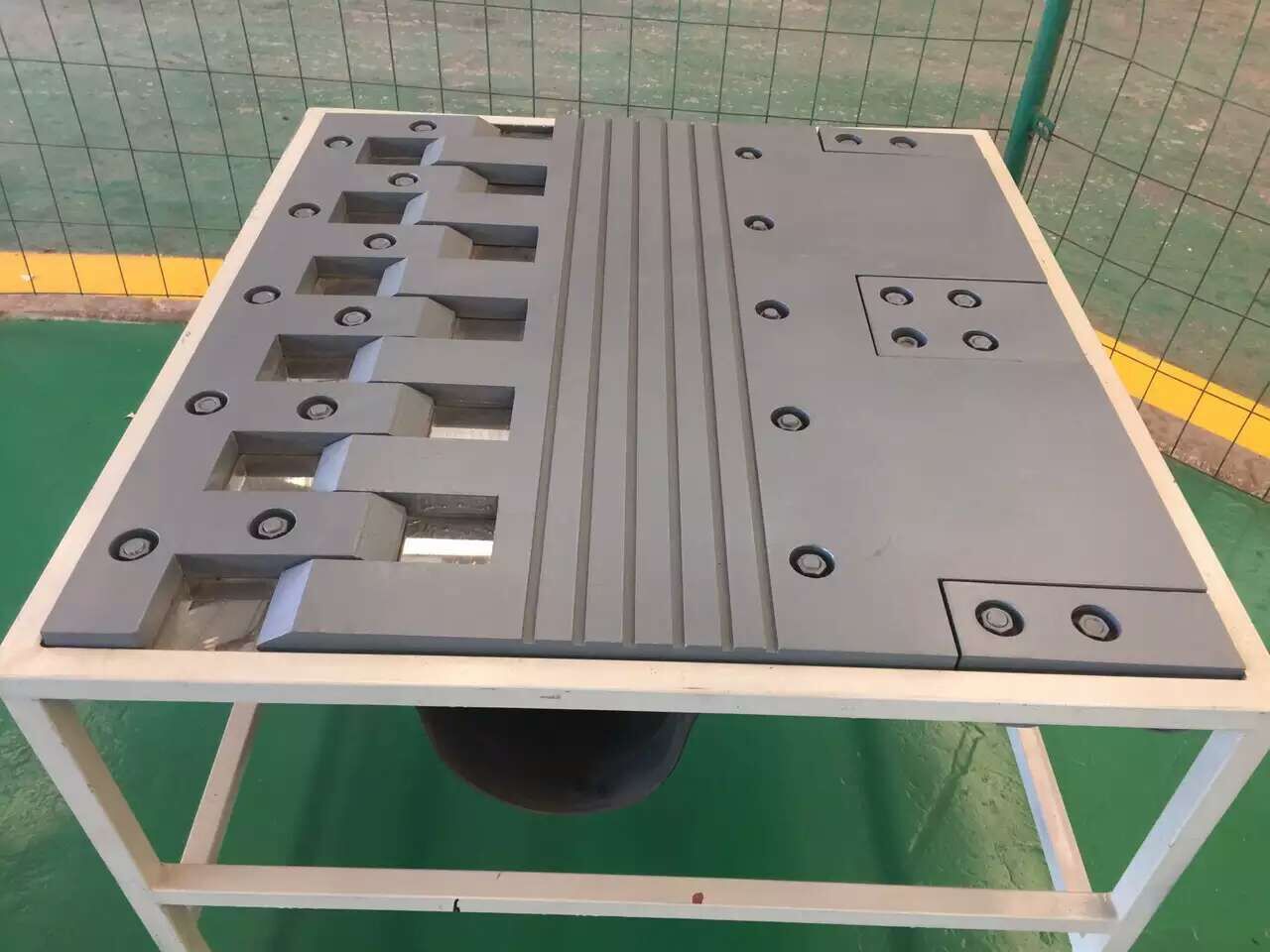 梳齿板式伸缩缝