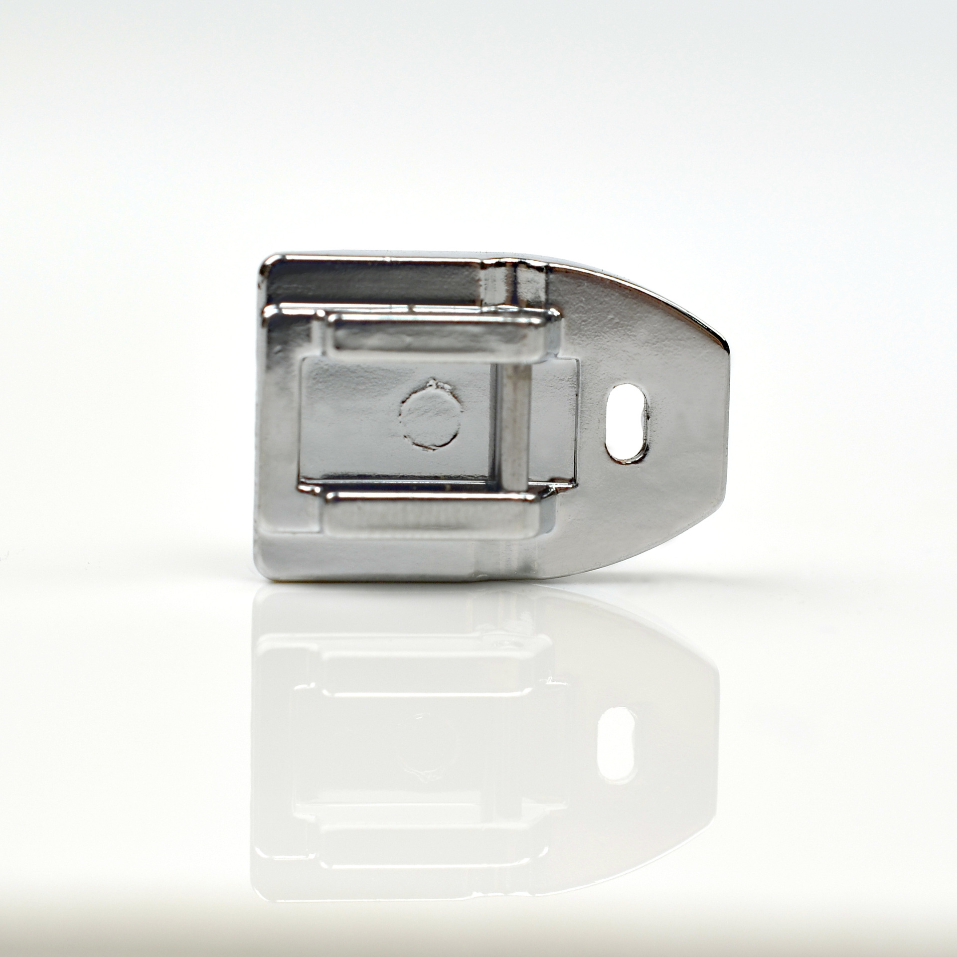 压脚上带有特殊的槽孔来导入隐形拉链,从而带来良好的缝合安装效果