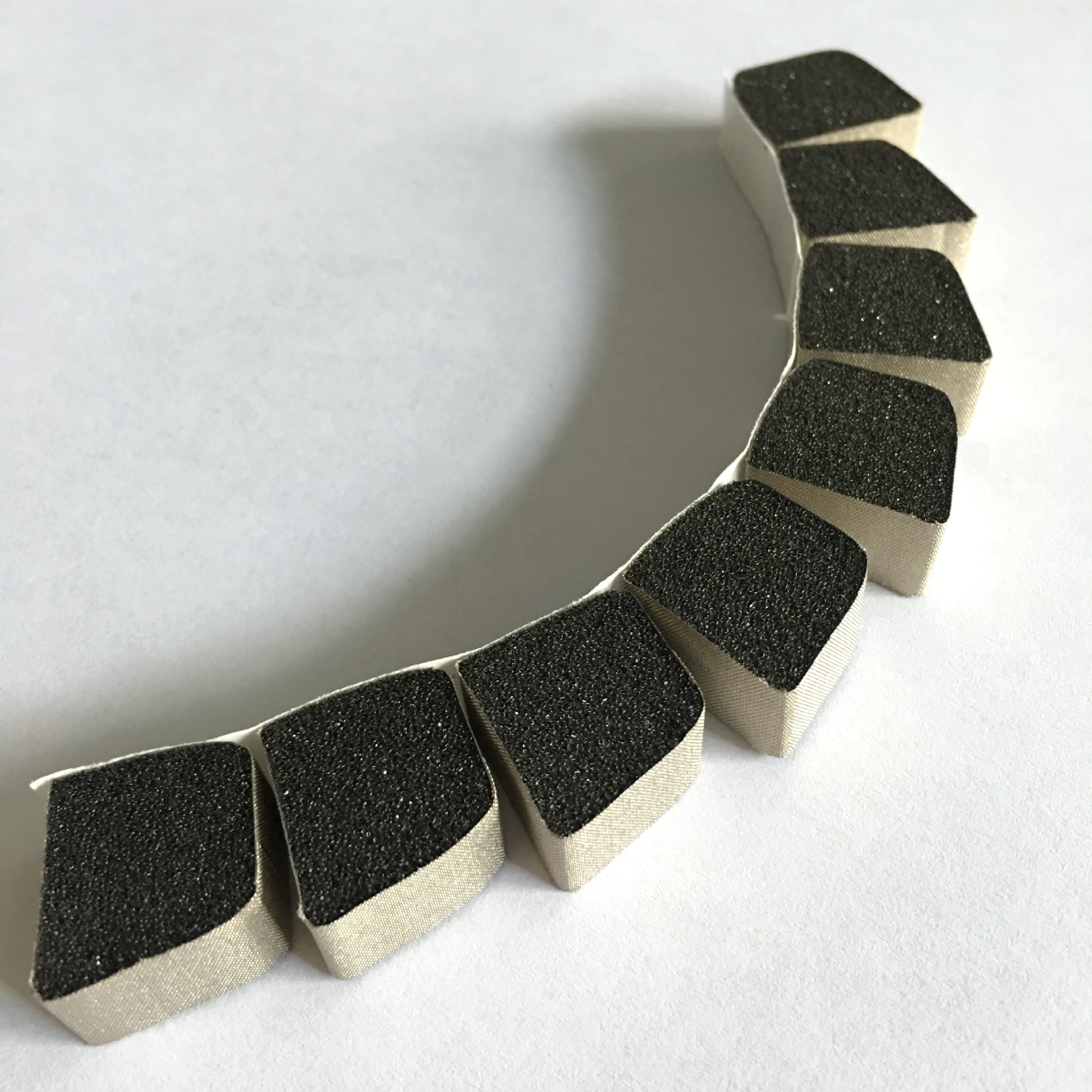 专业生产全方位导电泡棉屏蔽材料 天线接导电海绵 环保 永久防震-阿里