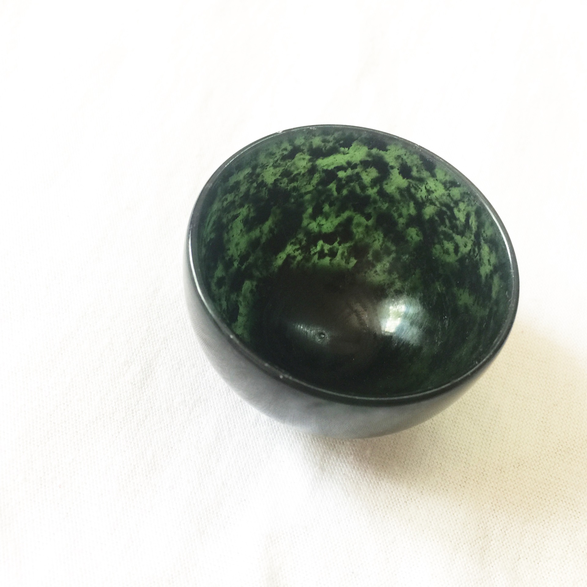 厂家批发墨玉茶杯新疆墨绿玉酒杯茶杯碗药王石径5cm