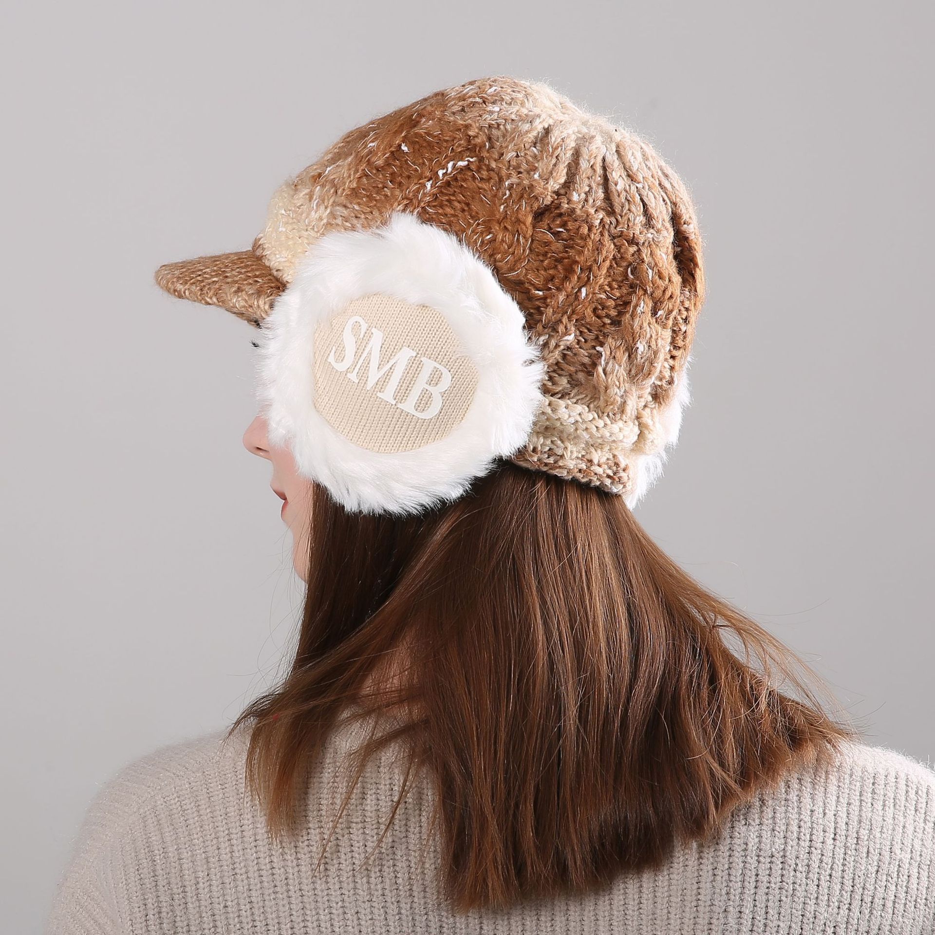 冬季新款加绒时尚女士字母smb渐变色针织毛线护耳帽保暖鸭舌帽子