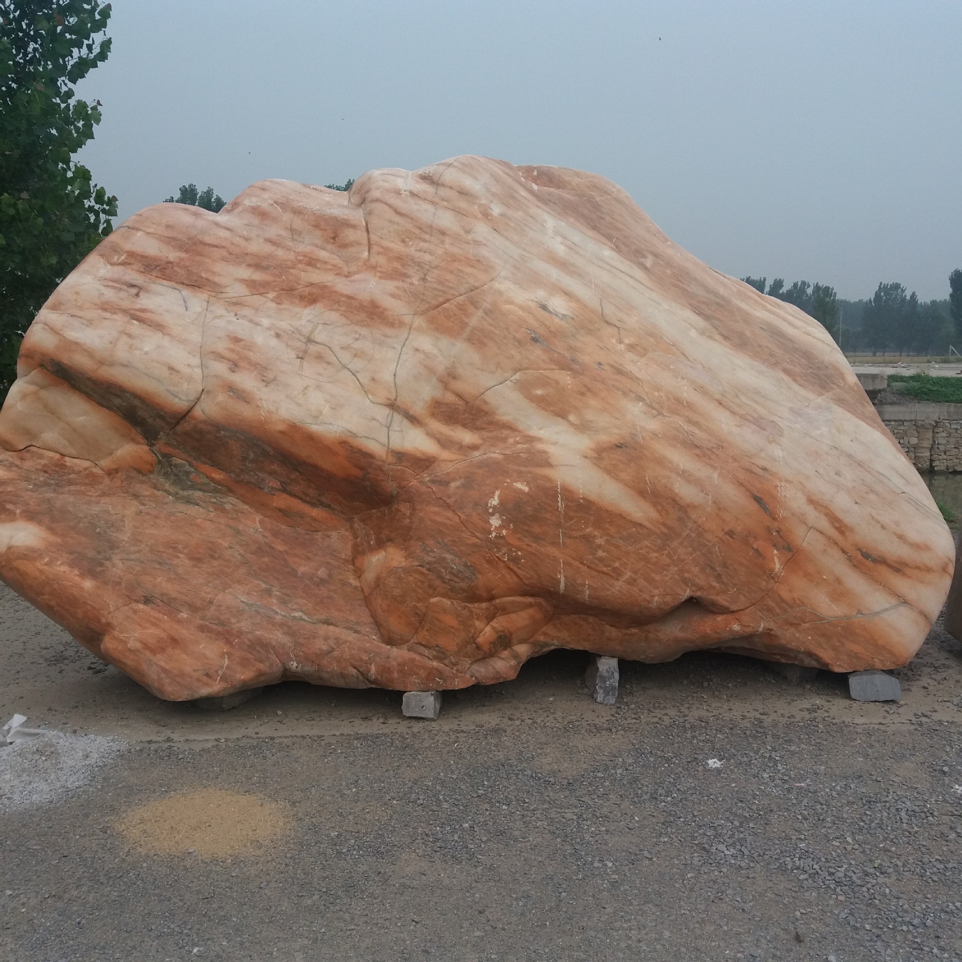 晚霞红风景石原石景观大型假山挡门石村牌刻字石学校