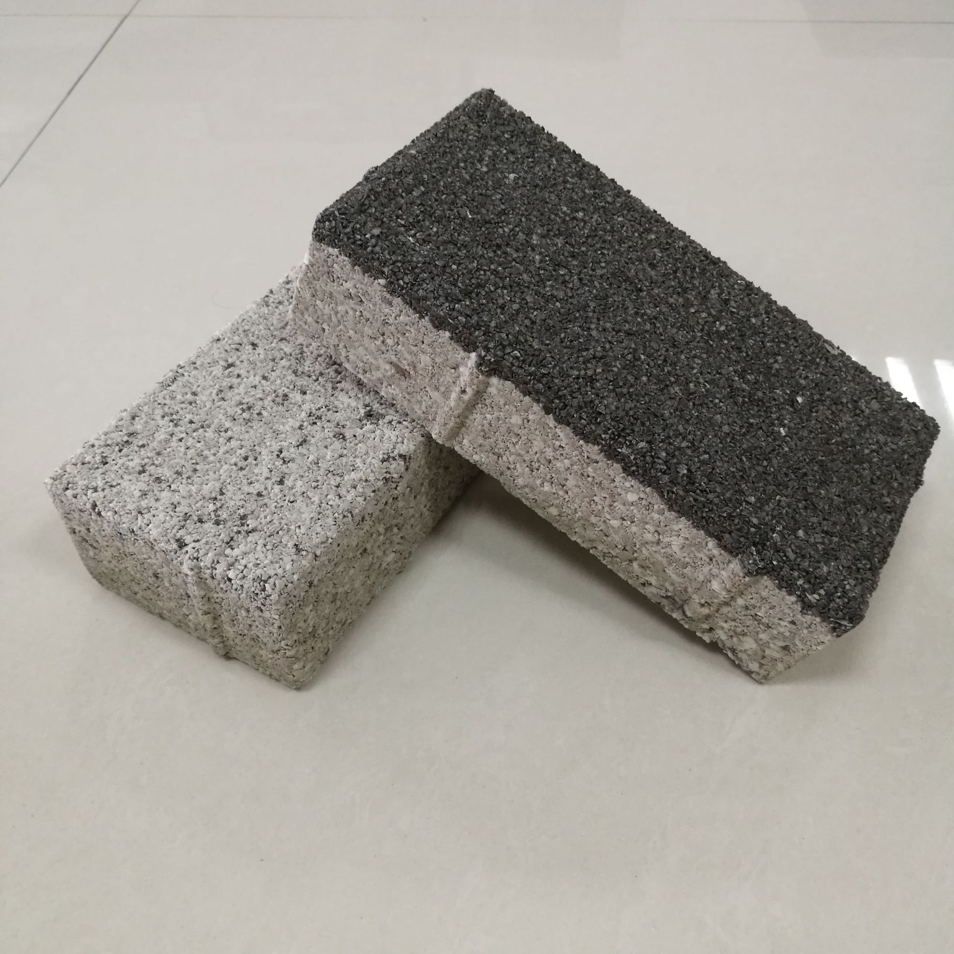 陶瓷透水砖具有保持地面的透水性,保湿性,防滑,高强度,抗寒,耐