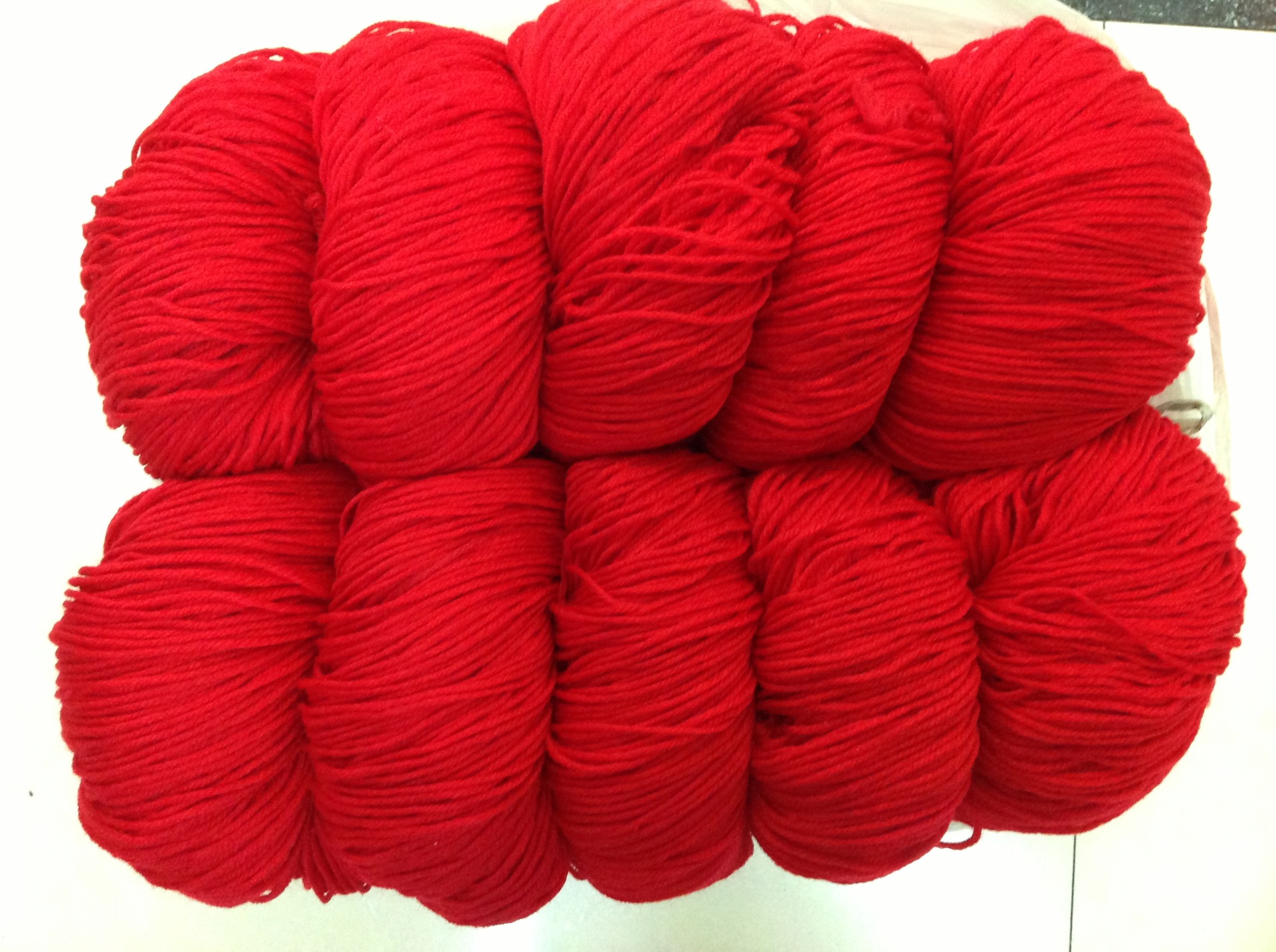 毛线小额批发 中粗4股晴纶毛线 勾鞋线玩具线 鲜大红毛线