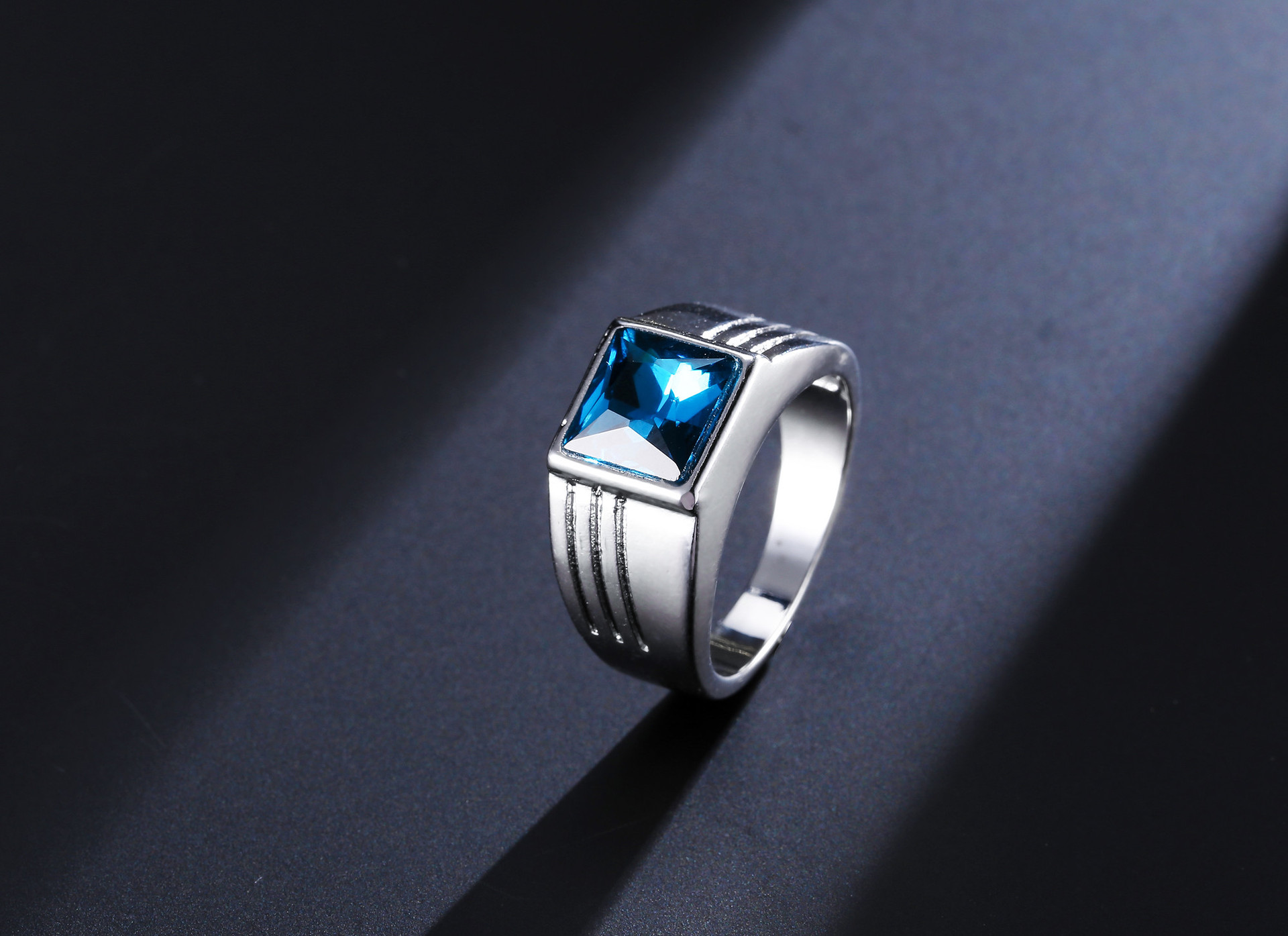 ebay热卖新款男士戒指 订婚 婚戒 欧美霸气镶嵌蓝宝石指环批发