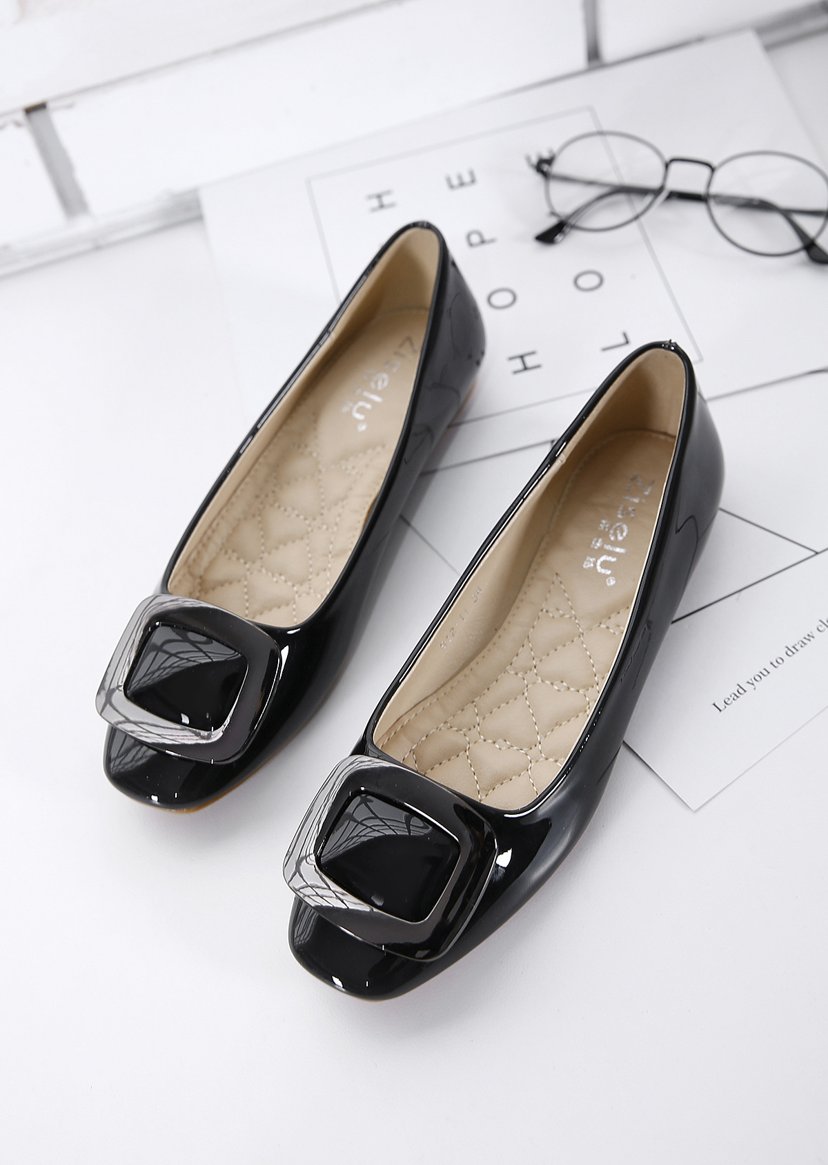 简搭2017春夏季新款平跟鞋 方头漆皮女单鞋 简约金属方扣平底鞋