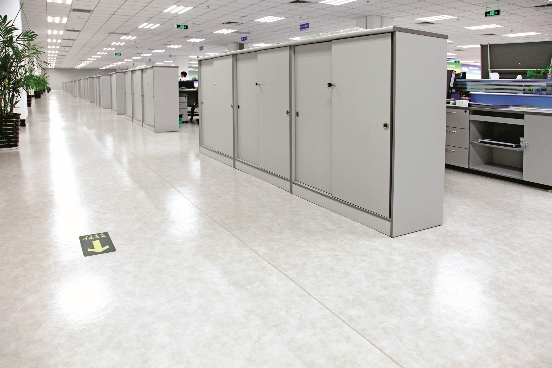 lg运动塑胶地板 办公商用pvc塑胶地板胶 写字楼塑胶拼图地板