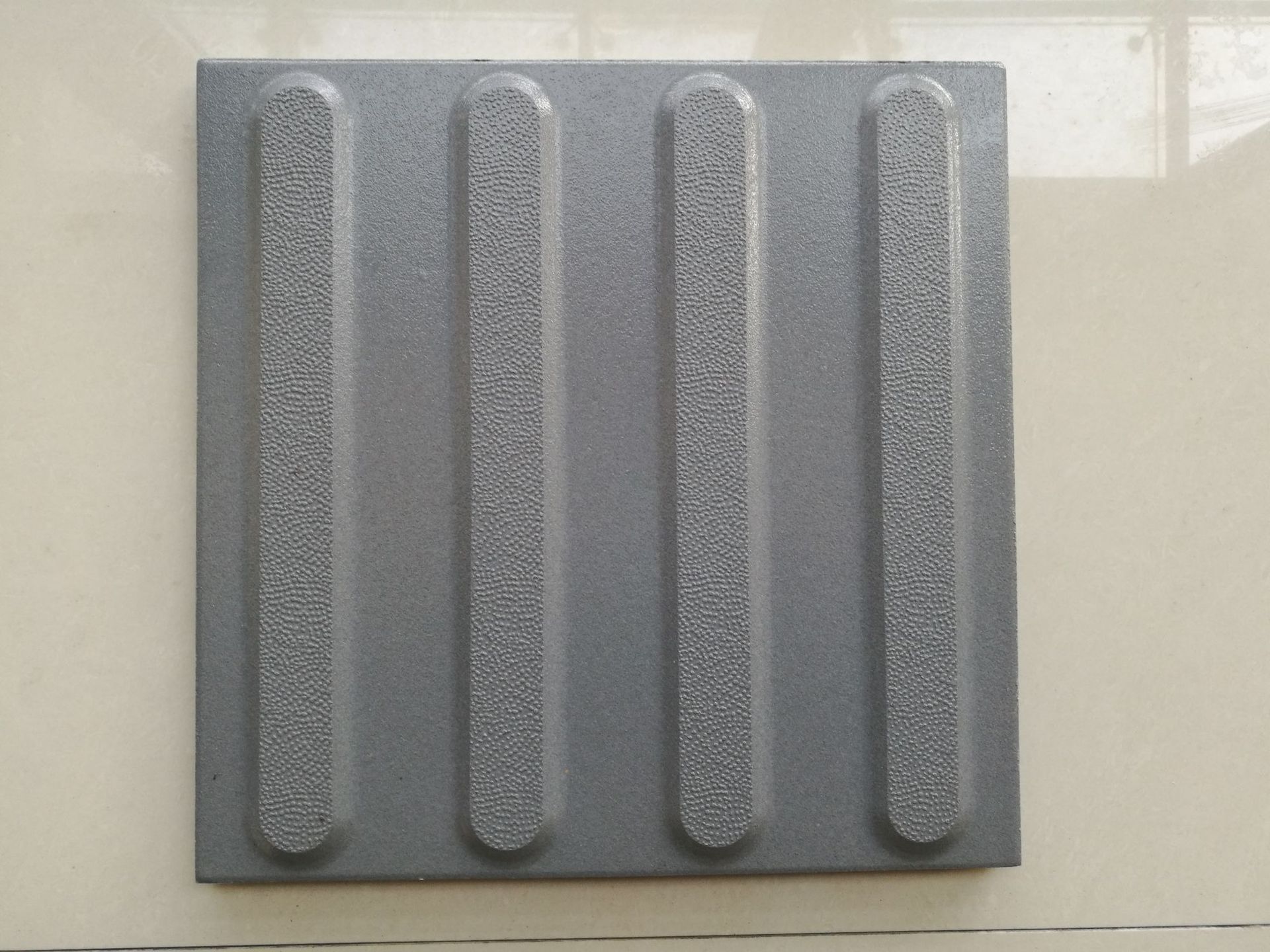 浅灰芝麻纹盲道砖 人行道盲道薄板室外盲人砖陶瓷条形导向砖