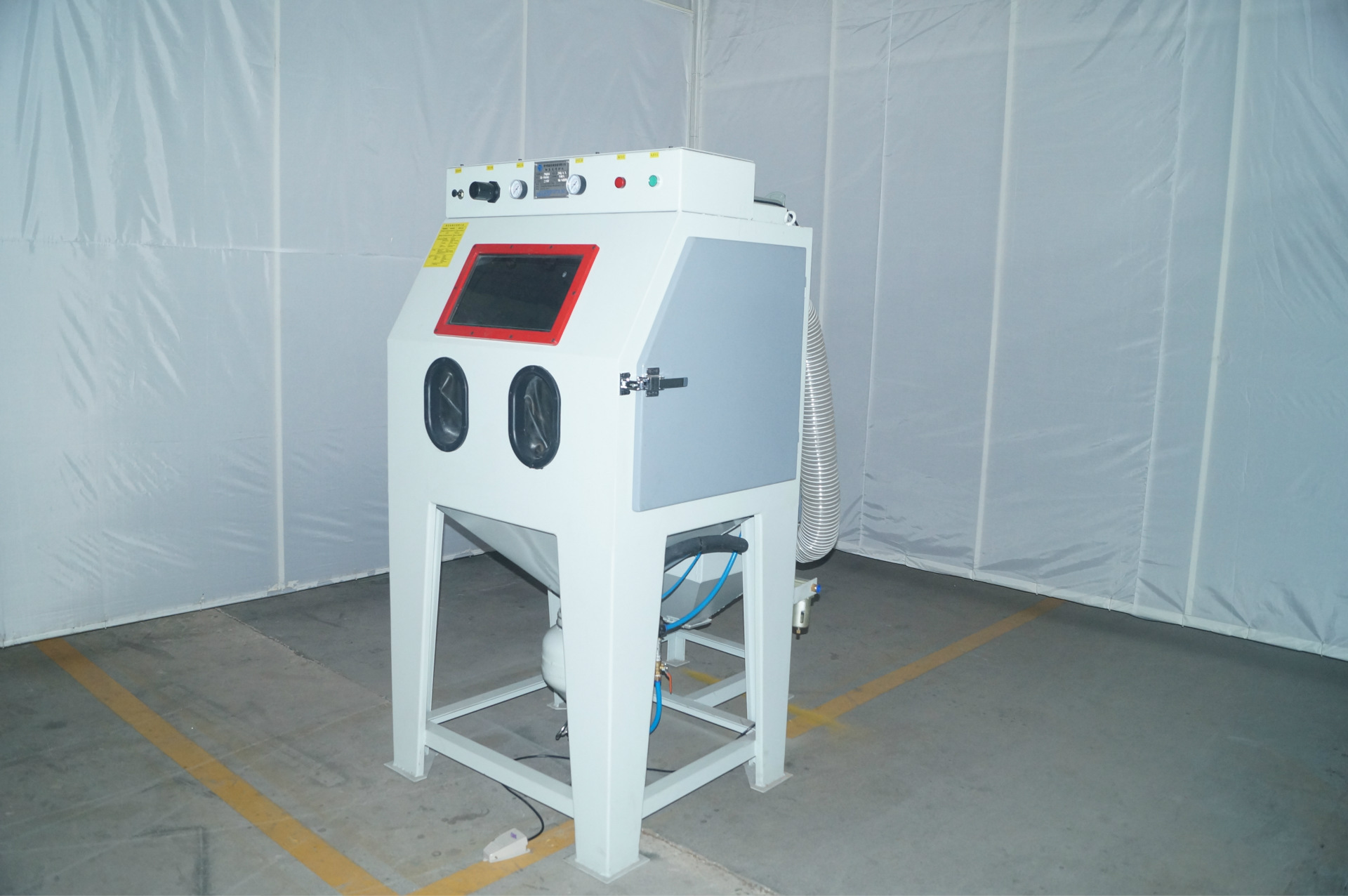 供应深圳自动喷砂机非标设备 箱体式加压喷砂机