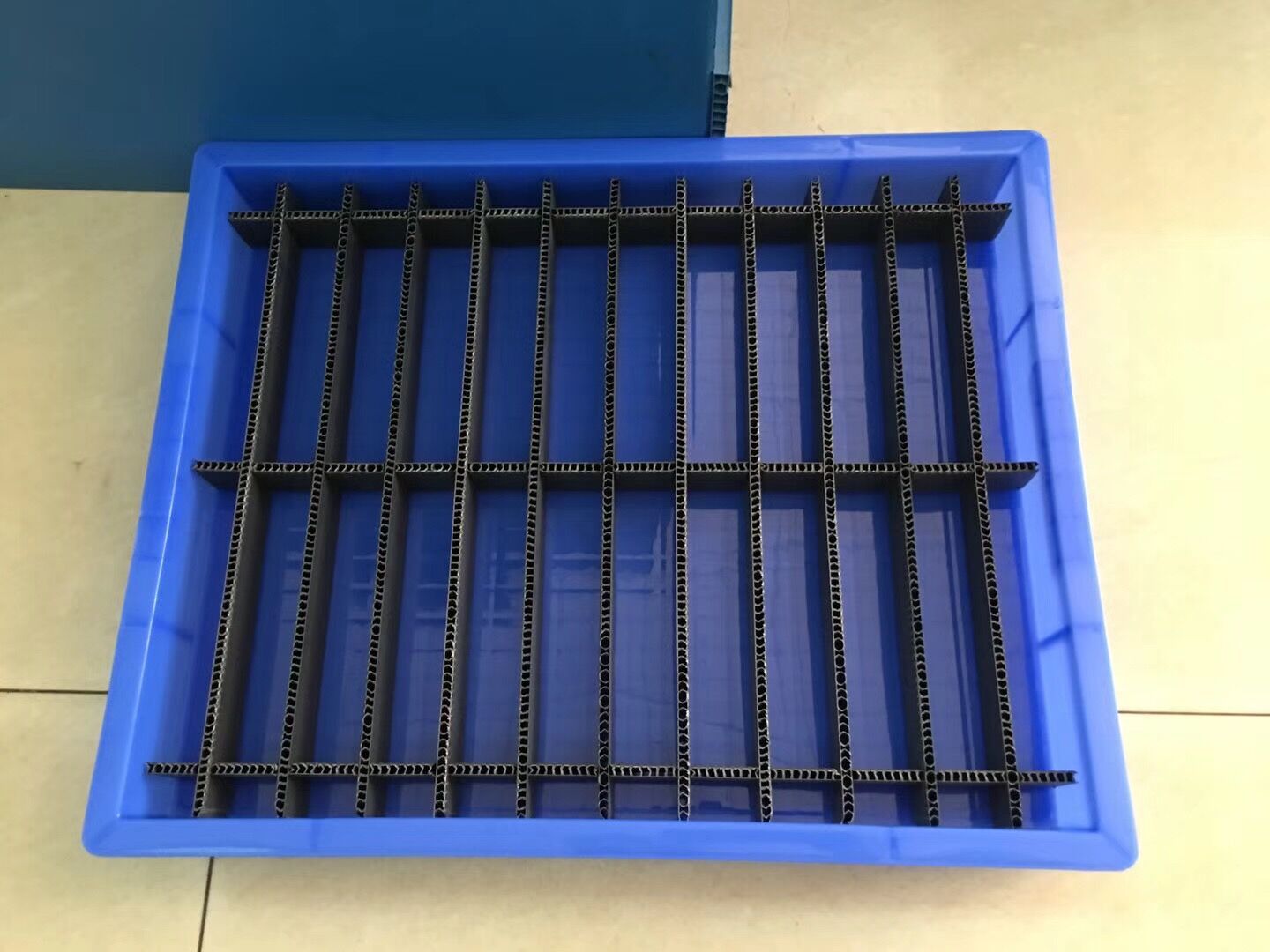 供应兰色塑胶筐加黑色隔板刀卡塑料黑色中空板刀卡塑料隔板