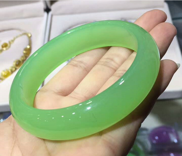 厂家直销天然苹果绿玉髓手镯一件代发量大从优