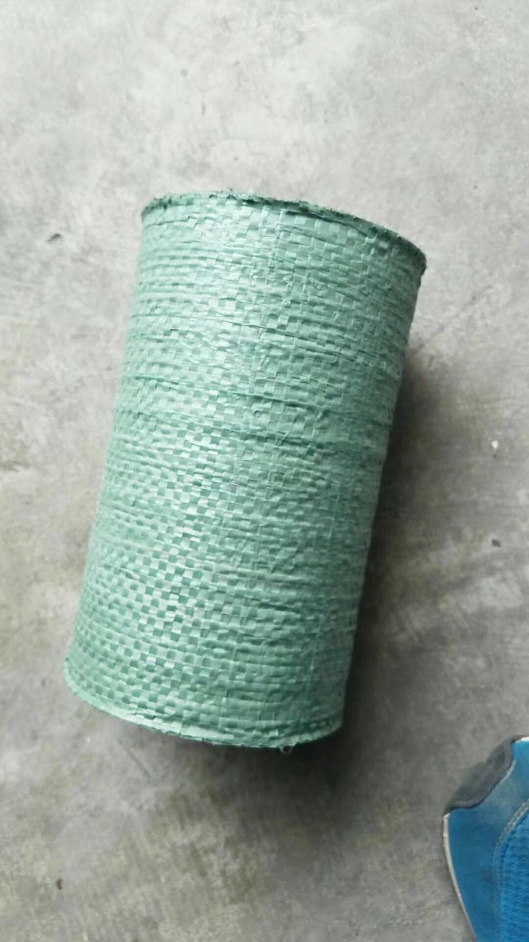 供应环保缠绕编织布条机用编织布条草绿色蛇皮袋编织卷