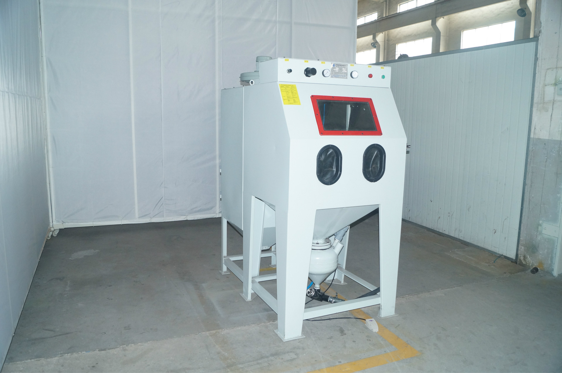 供应深圳自动喷砂机非标设备 箱体式加压喷砂机