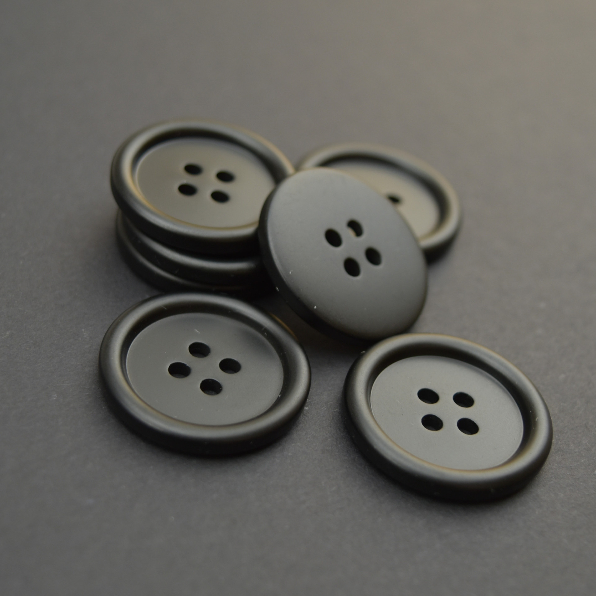 厂家直销四眼细边扣黑色磨砂喷漆纽扣男女士大衣毛衣树脂扣