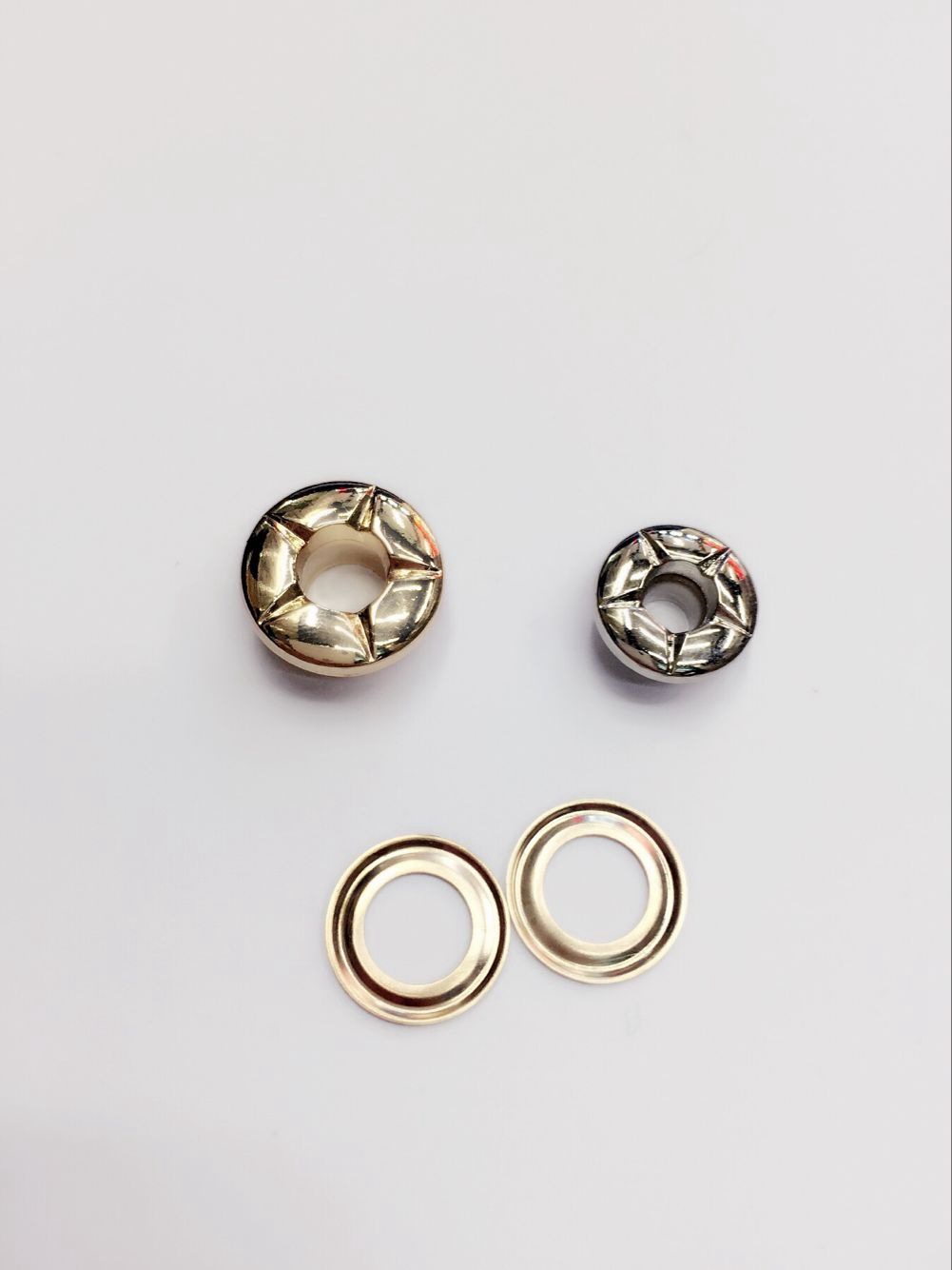 厂家供应 新款高档圆形有脚纽扣 毛呢大衣工装服凸花金属纽扣