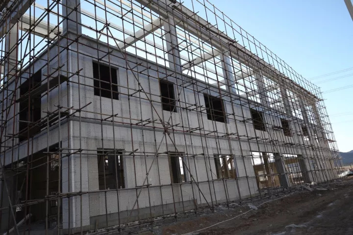 卉原钢丝网架复合保温外墙板是一种建筑结构与保温一体化墙体材料