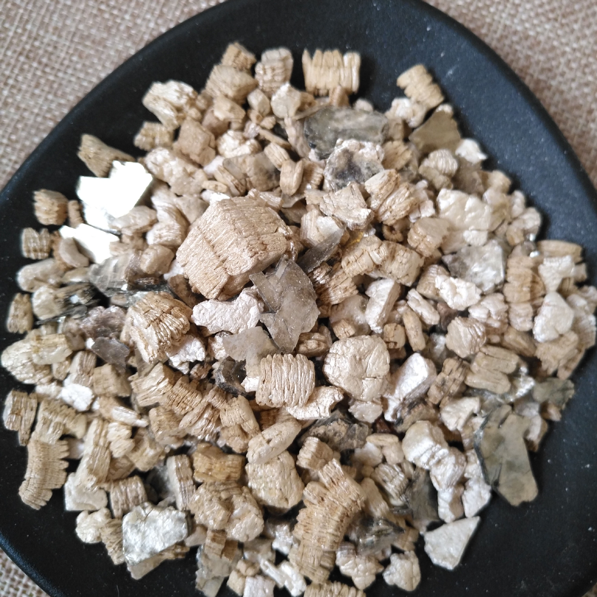 厂家供应银白色膨胀蛭石48毫米白蛭石颗粒保温材料