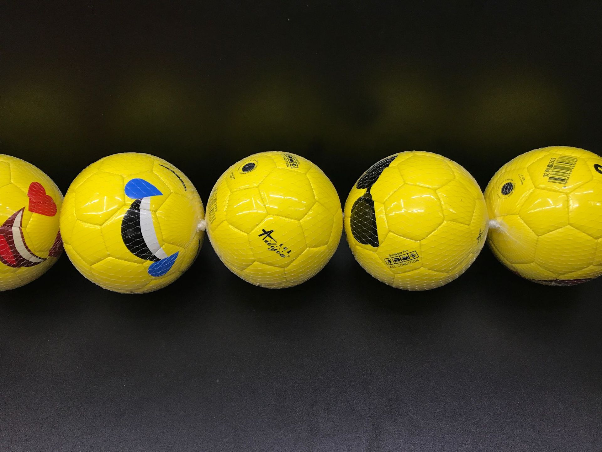 厂家直销2号迷你足球 儿童训练足球环保材料卡通少儿球可定制