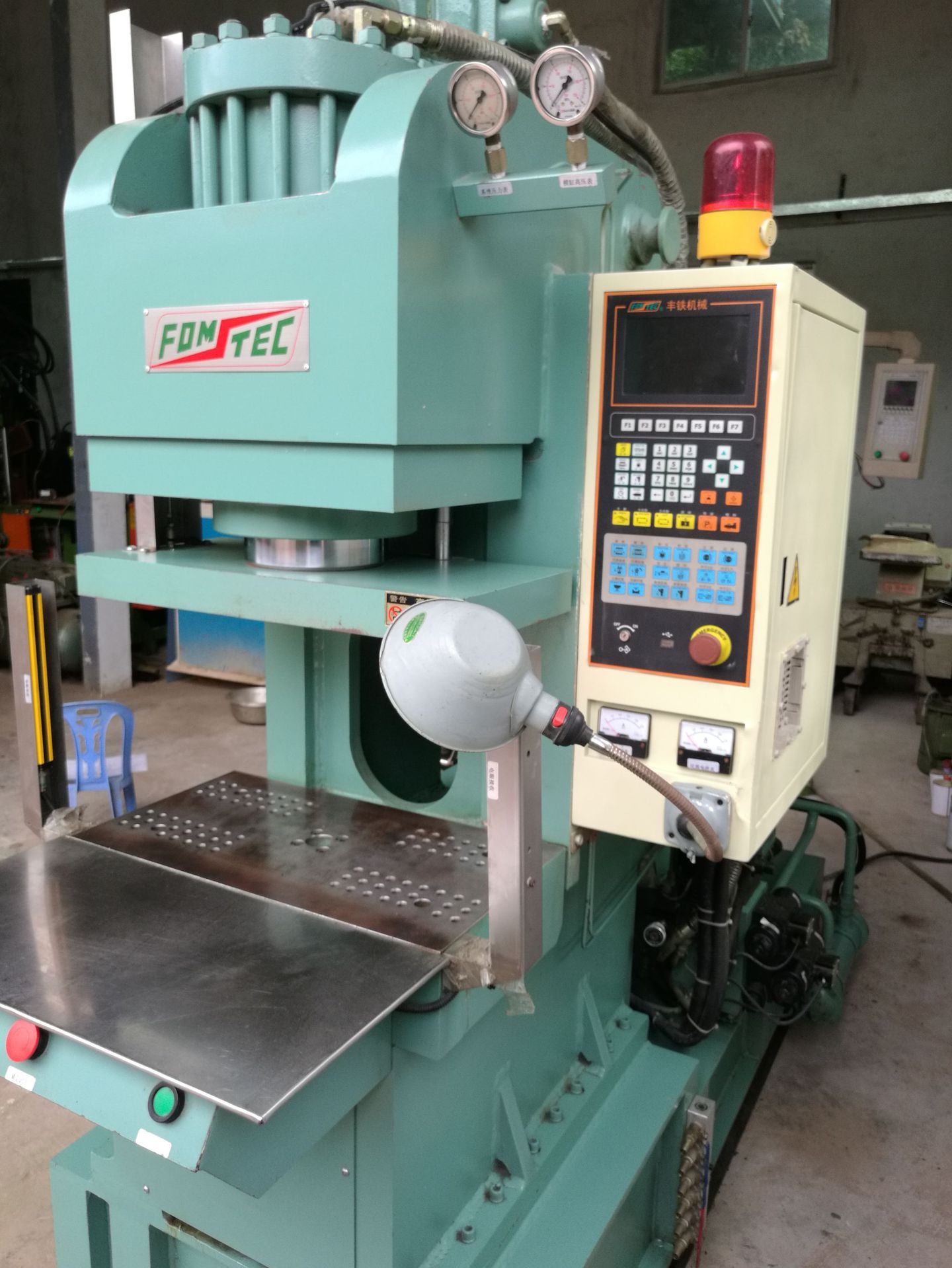 丰铁fc-450ep立式c型注塑机双比例大螺杆适配电源线插头模具