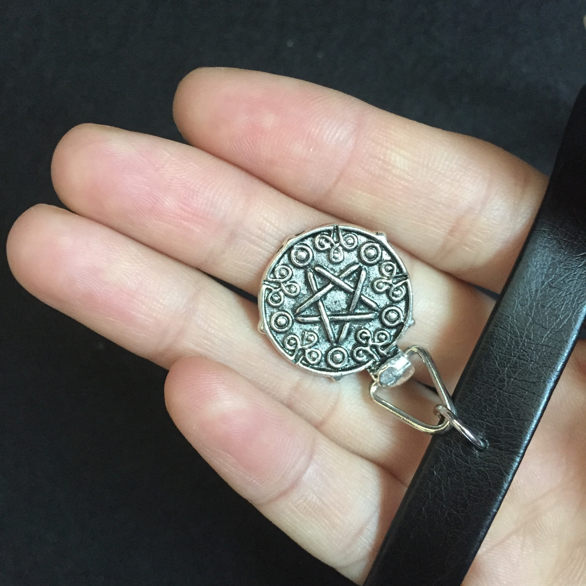 热销witch yennefer项链 美女巫师3皮革项链项圈 动漫周边