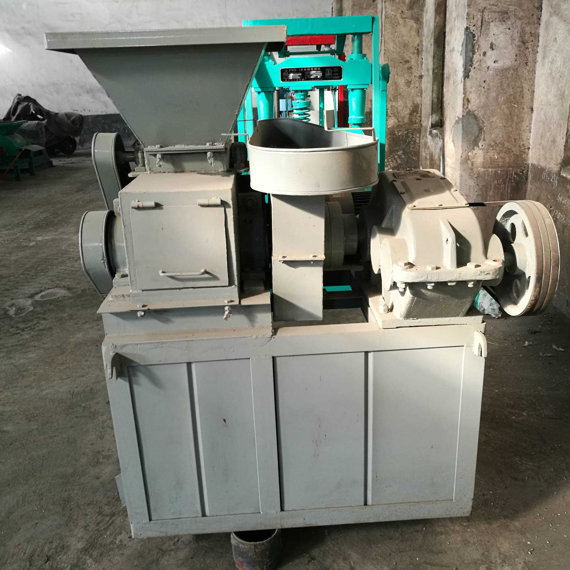 可将铁,铜矿粉,焦粉,耐火材料,碳化硅粉粉状物压制成球形,方形,棒形