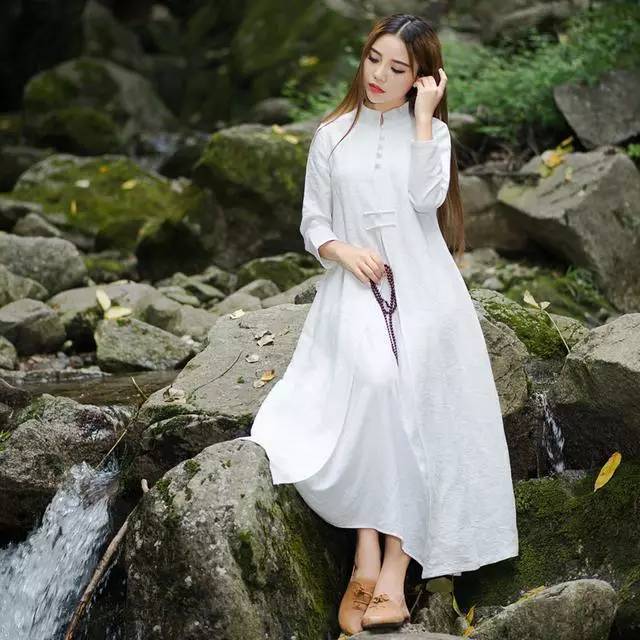 穿棉麻连衣裙,诠释禅意生活,做一个气质优雅的女子