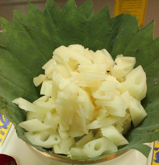 马踏湖冬季白莲藕生吃脆甜不打渣淀粉少切片拌糖调味吃风味十足