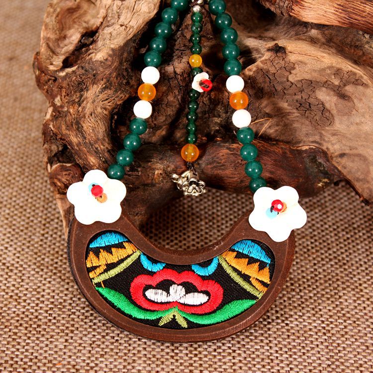 批发刺绣复古民族风配饰衣服挂件项链女短款毛衣链贝壳花首饰品