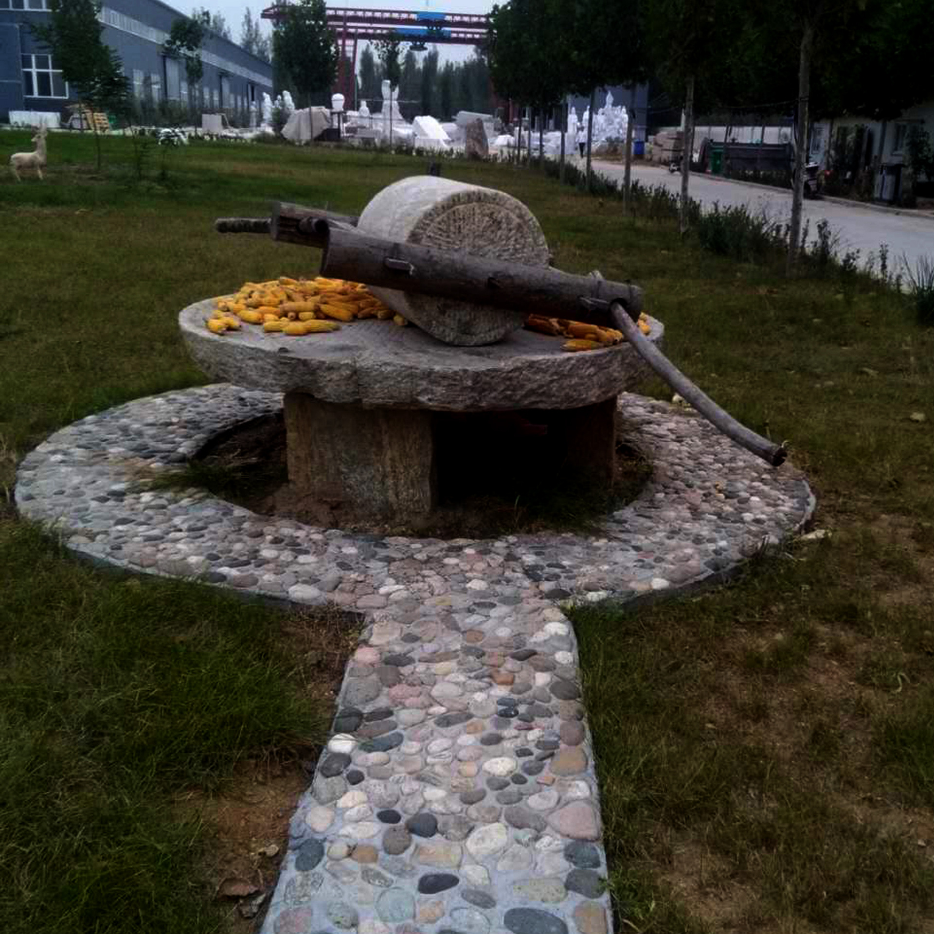 民间老石材 曲阳石雕厂家批发老磨盘 庭院园林铺路石量大从优