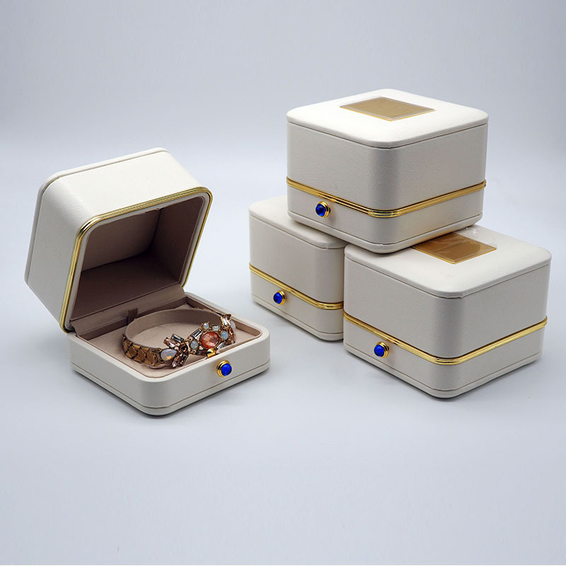 新款高档金属镶边戒指盒求婚创意珠宝首饰包装盒白色首饰盒欧式