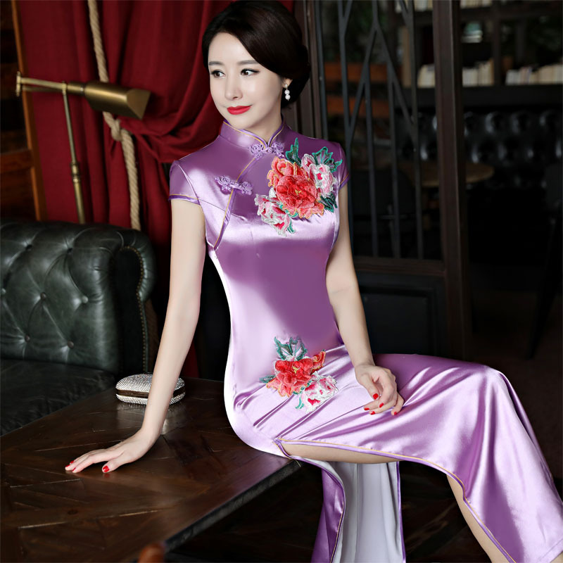夏季厂家绣花复古新款丝绸长旗袍改良淡紫复古优雅写真日常