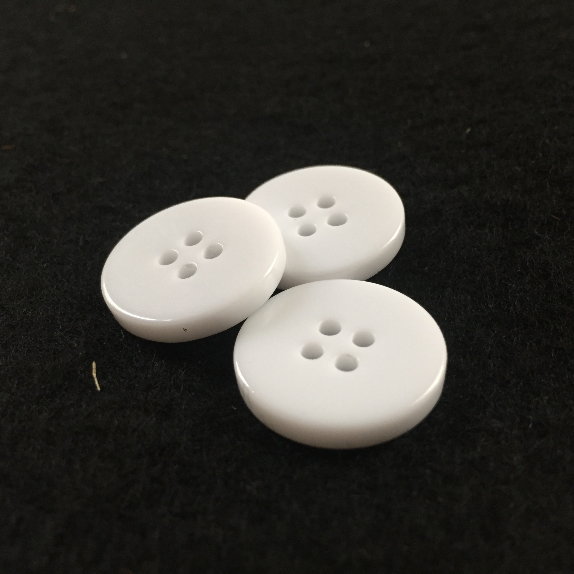 厂家直销树脂纽扣四眼二平扣儿童毛领外套扣衬衫大衣扣现货