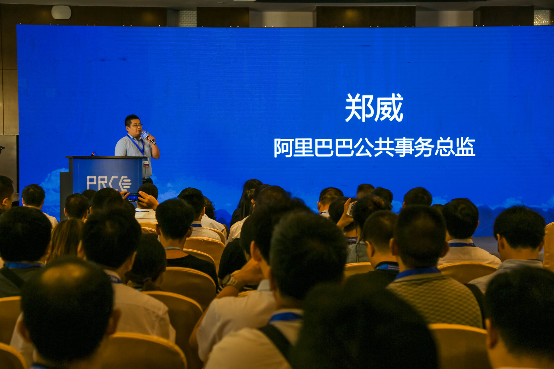 首先,贵州省商务厅副厅长沈国新先生代表政府方面的致辞,以及对我省