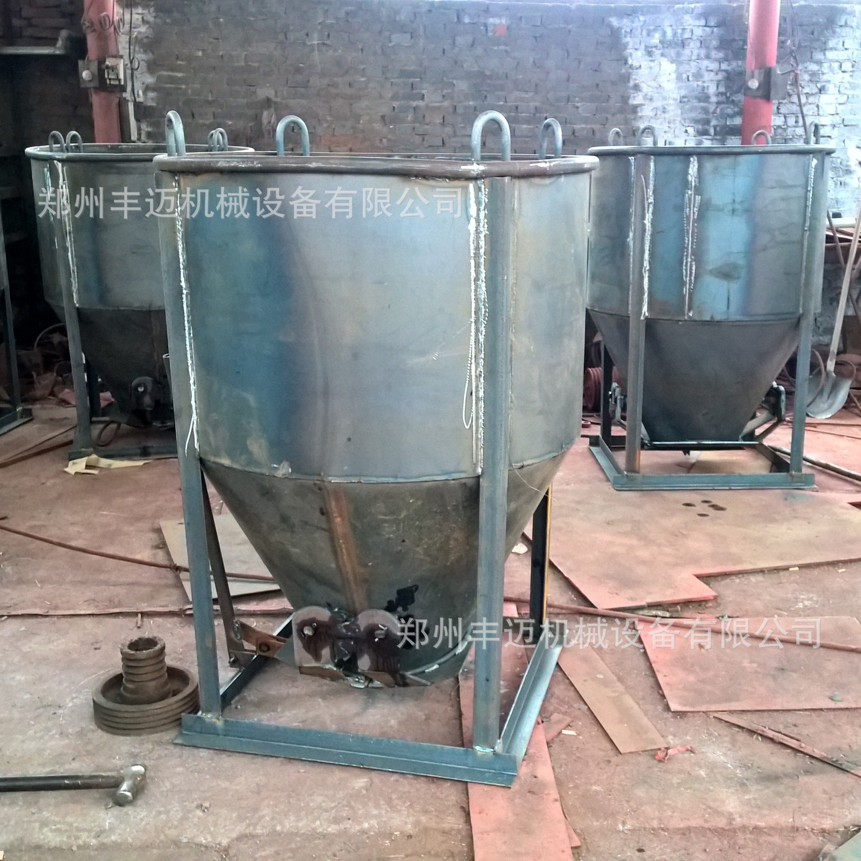 自卸装置小型1.2方塔机料斗 圆形多功能水泥料斗 长筒出料料斗