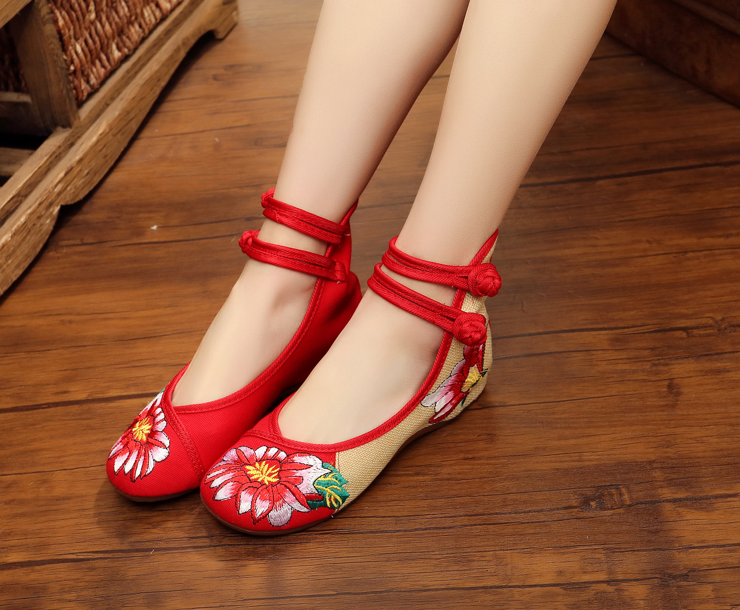 新款复古绣花北京布鞋正品绣花鞋民族风红女