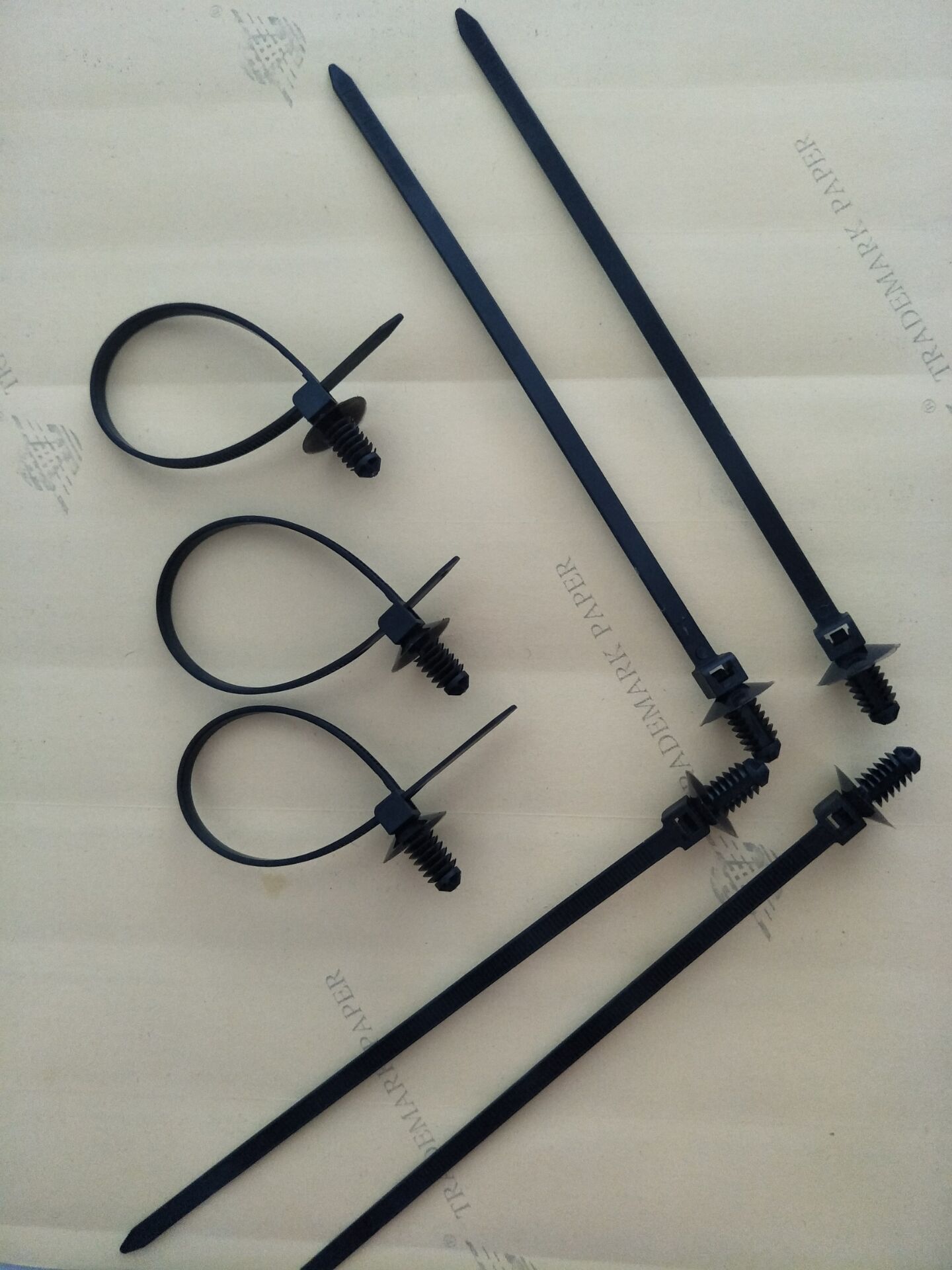 工厂专业生产汽车扎带可松式自锁式尼龙扎带汽车螺纹扎带