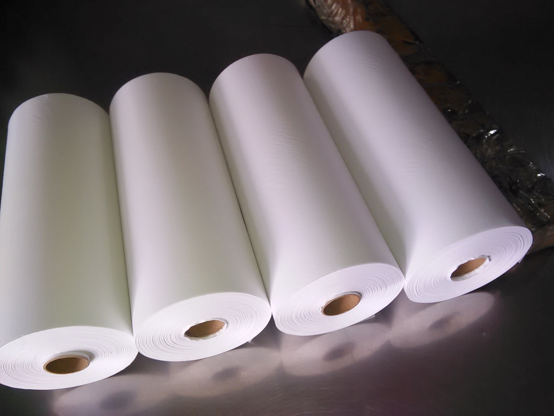 我司可供应80g白色纸 复小卷 可按客规格复卷加工订做