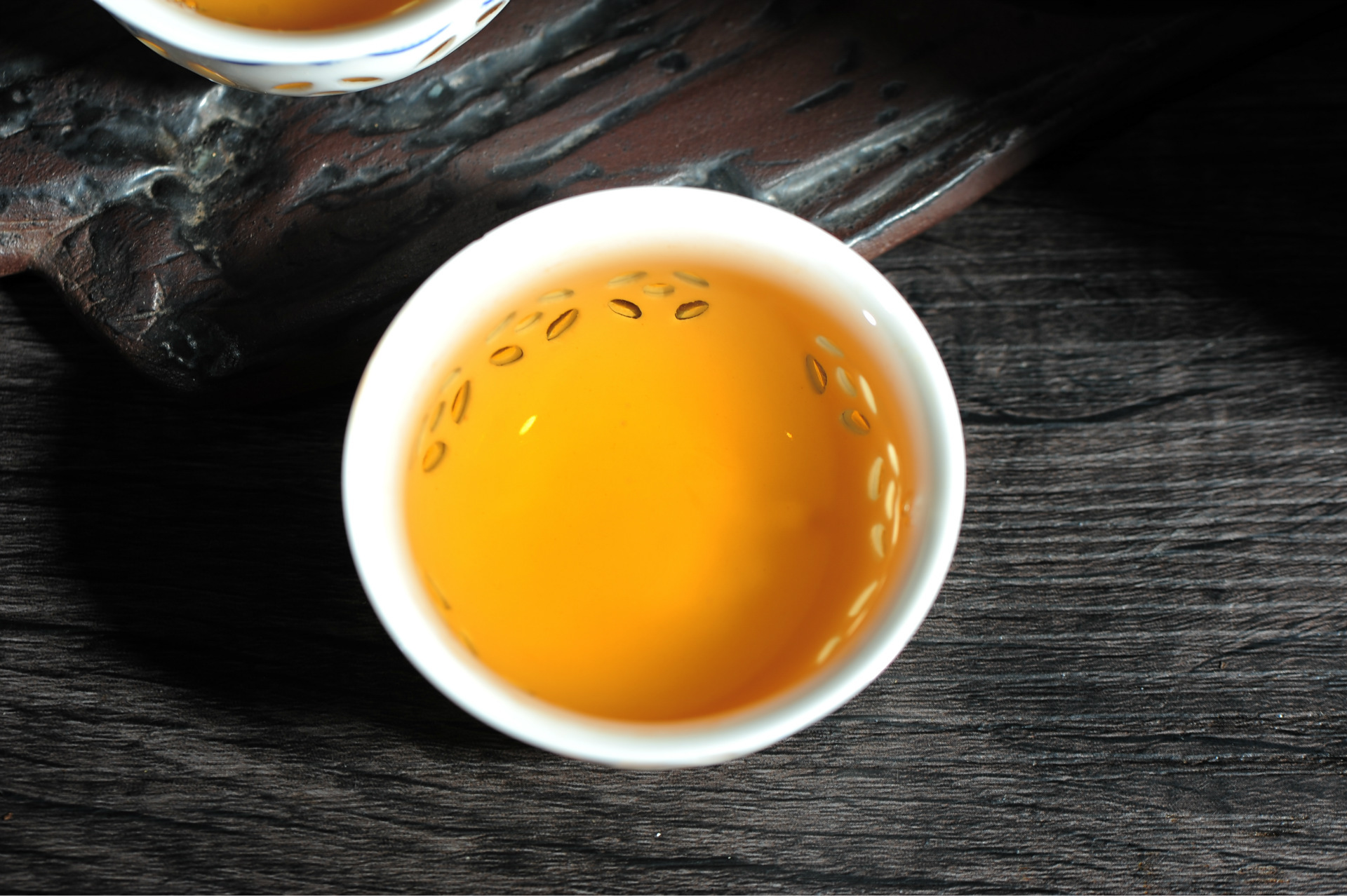 冲泡后的滇红茶汤红艳明亮,茶汤与茶杯接触处常显金圈,冷却后立即