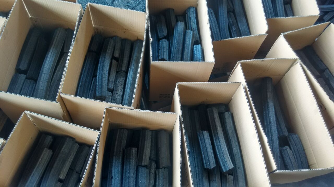 陕西纯松木锯末机制木炭直销 机制木炭 烧烤炭35元一箱