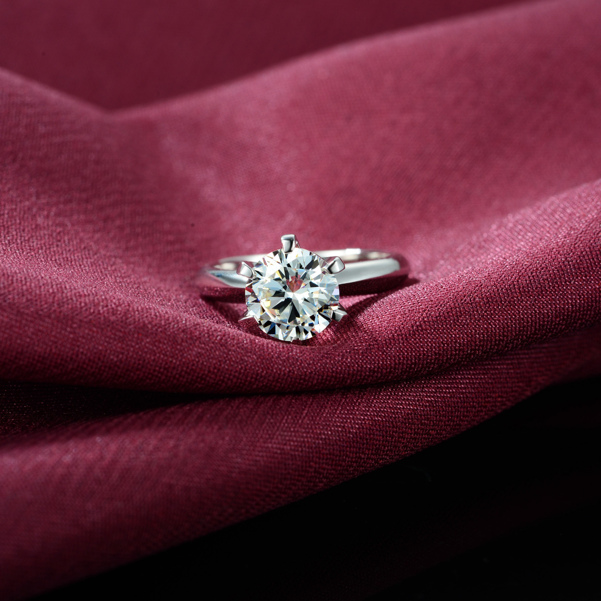 经典t皇冠款六爪莫桑石钻戒女925银镀白金镶钻戒指女戒