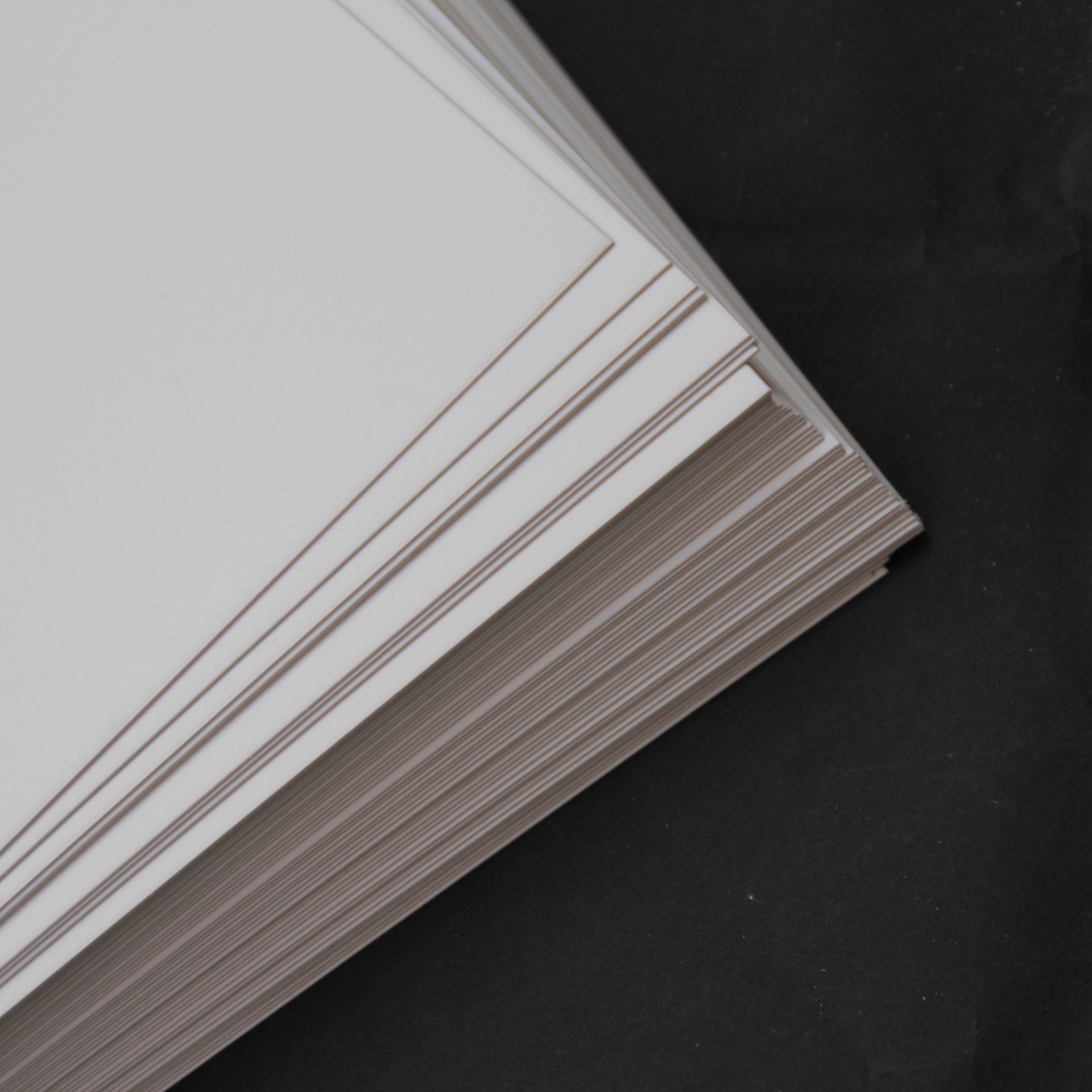 厂家批发a4白板纸卡纸250克内衬纸包装纸现货