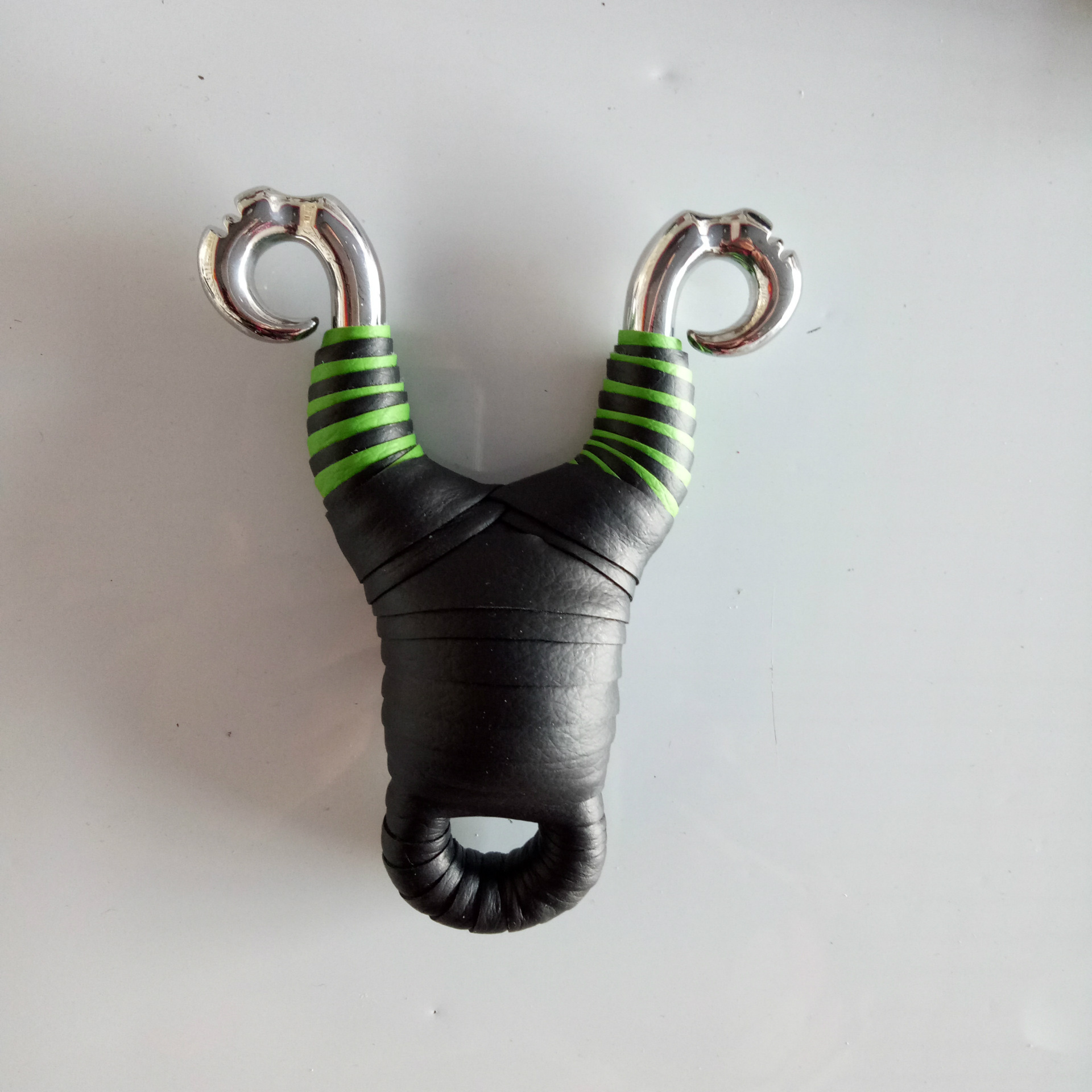 厂家直销 钛钢不锈钢藏羚羊弹弓 传统竞技弹弓带准星户外野营弹弓