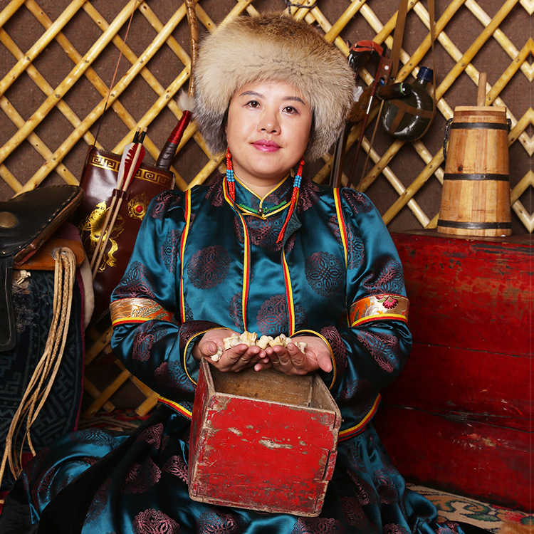 内蒙少数民族服装批发 巴尔虎服饰 大气华贵宴会舞台服装来图定做