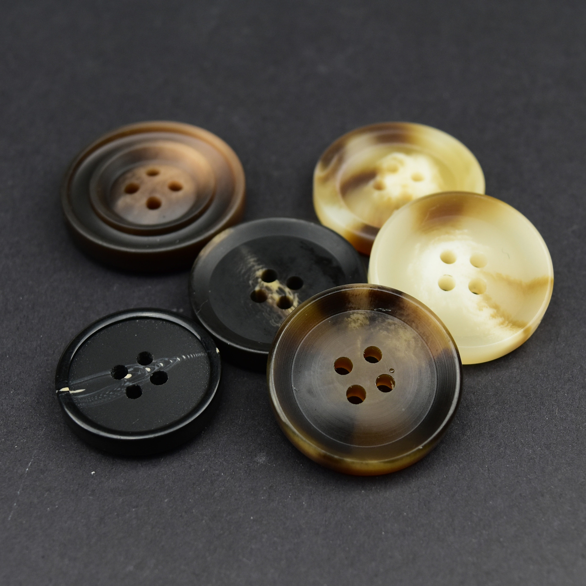 厂家直销四眼仿牛角扣花纹扣女士风衣毛呢大衣树脂纽扣现货批发