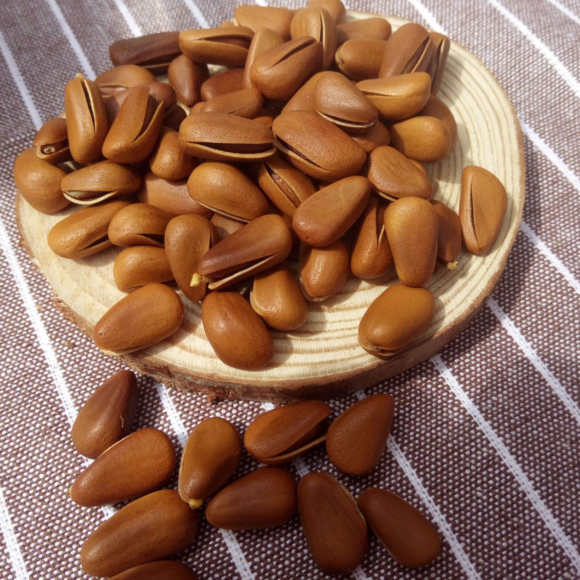 爆款新货大颗粒东北开口松子250g罐装手剥 批发代理 野生坚果零食