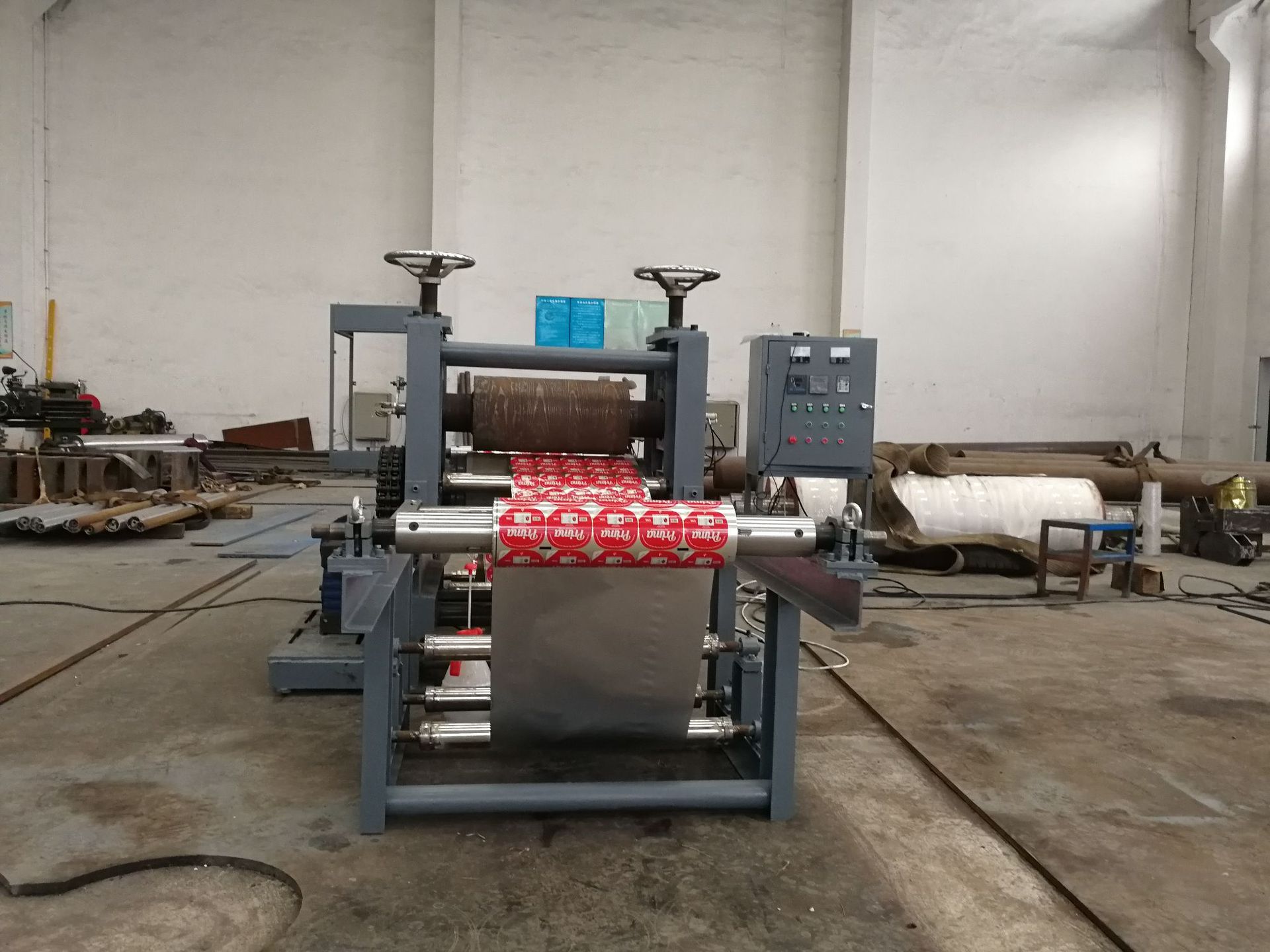 电光,拷花整理; 造纸行业:对纸张的超级轧花,单,双面压纹,压花,轧光等