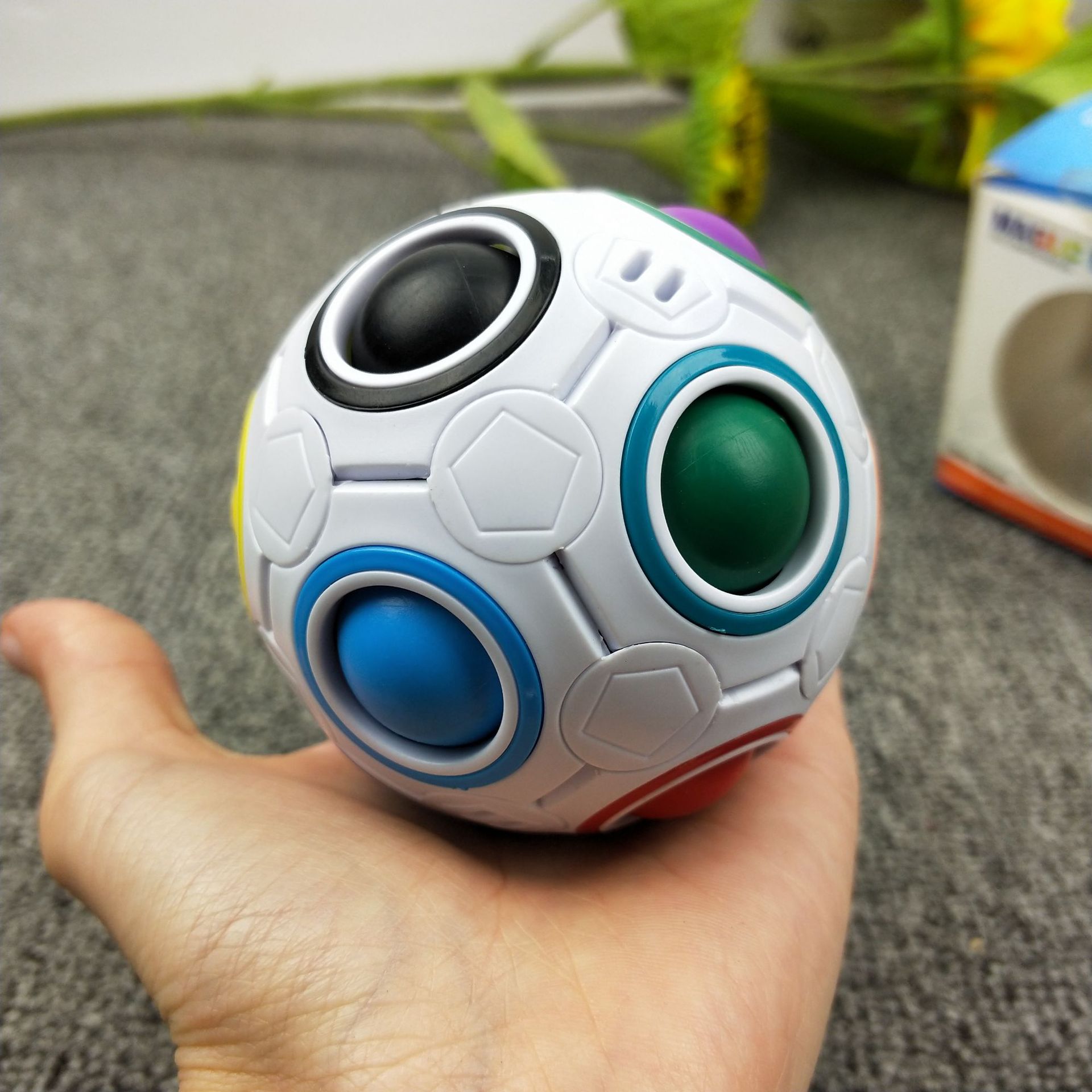 新品魔力球异形魔力足球创意魔方减压玩具儿童益智魔力彩虹球 7cm