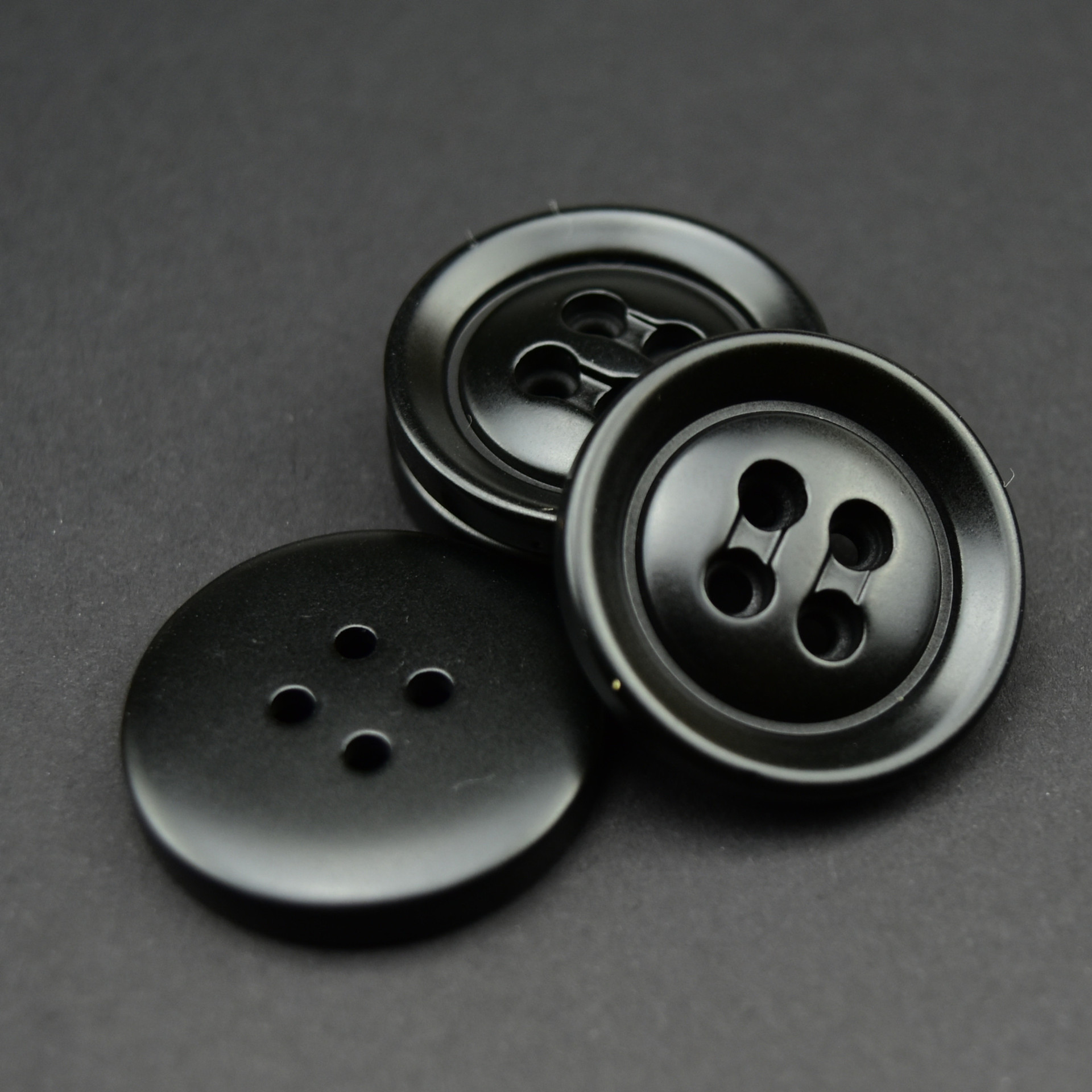 厂家直销黑色喷漆磨砂树脂纽扣四眼横型扣毛呢大衣扣现货