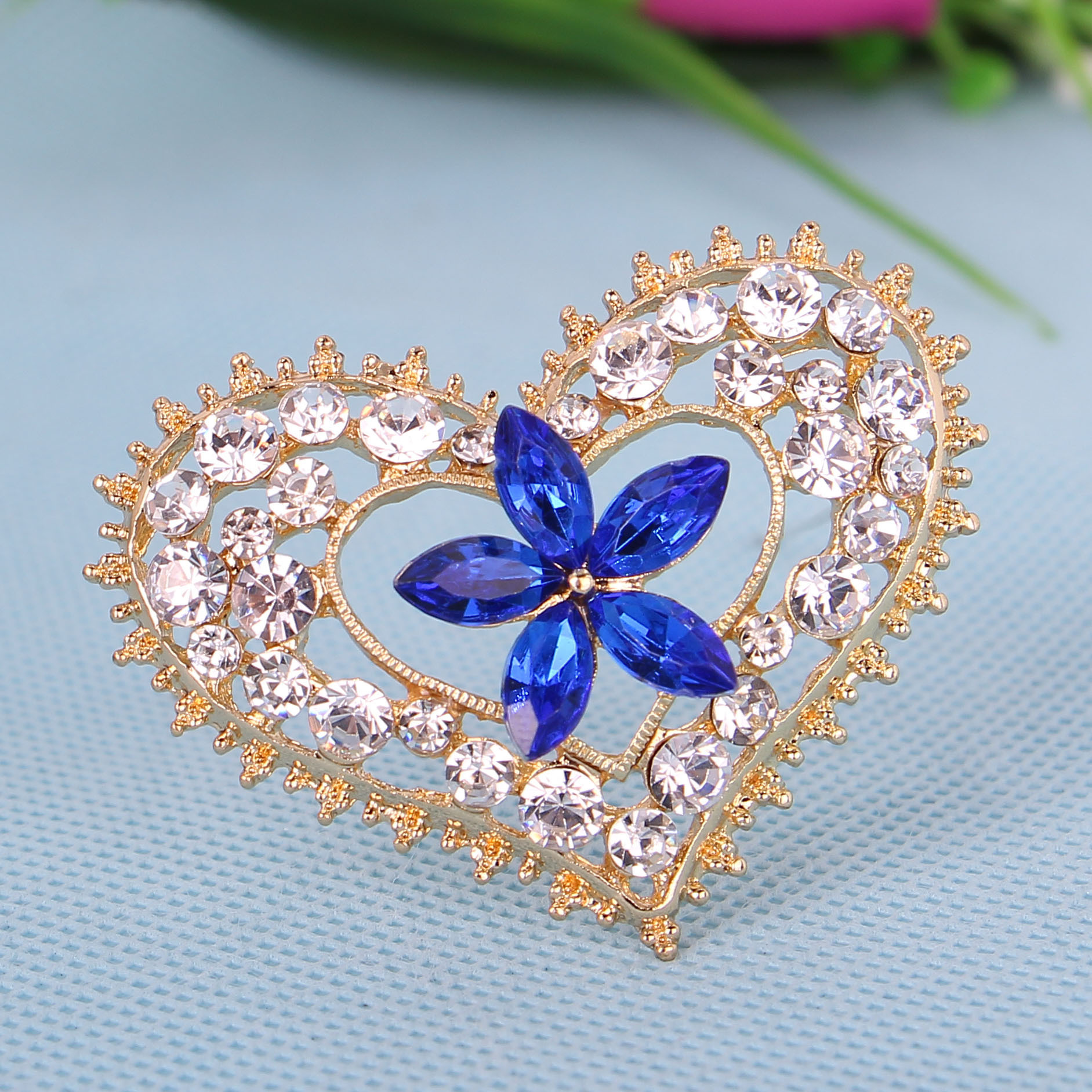 厂家直销 欧美热卖亚克力爱心胸针 婚庆胸花配饰 批发销售