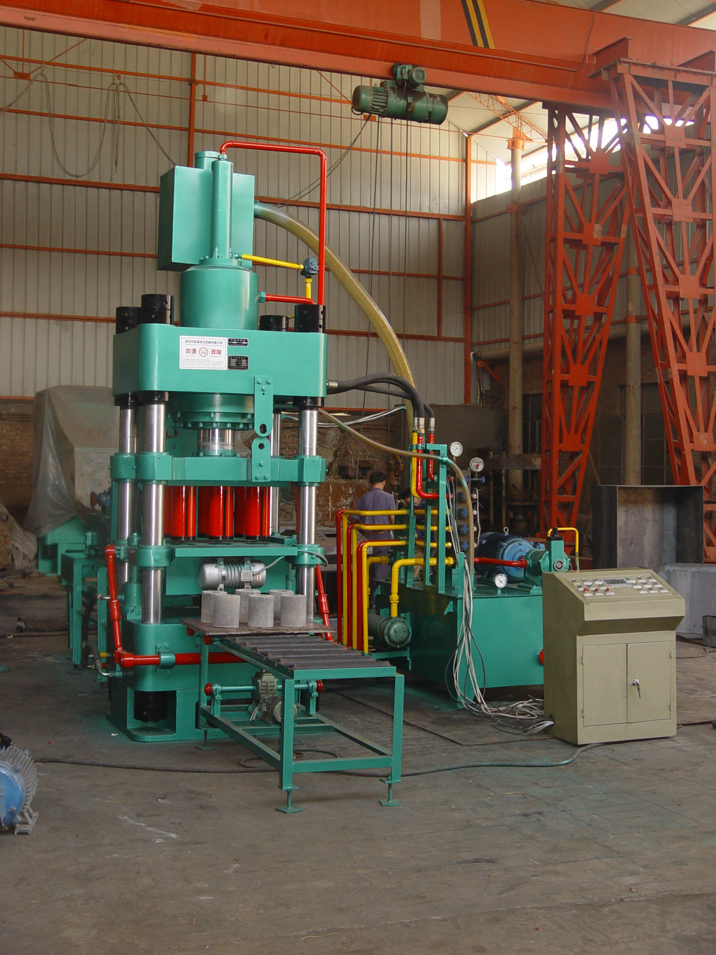 铁粉成型液压机特点:技术先进,采用浮动加压,压制出产品的密实度烦＃